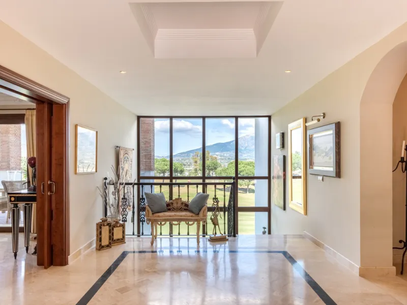 This very rare and elegant 4-bedroom home, by the well-known, Marbella architect Jacobson/Gonzales is a perfect example of this architect's eye for details and light.