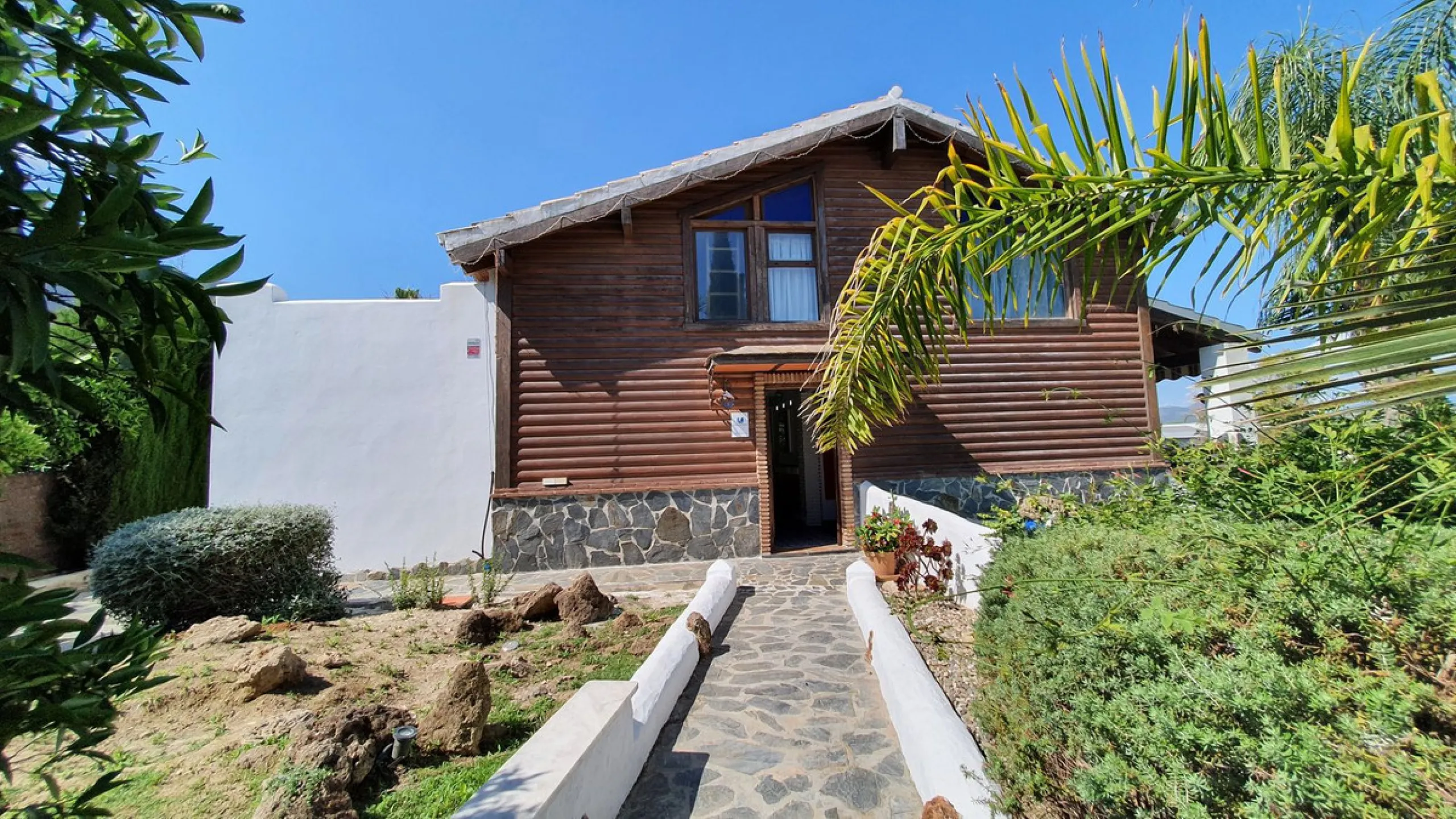 Charming Country Property for sale featuring two houses and two apartments, along with two swimming pools. This property holds a licence for rural tourism and is conveniently located very close to the town, surrounded by a fence ensuring privacy and secur