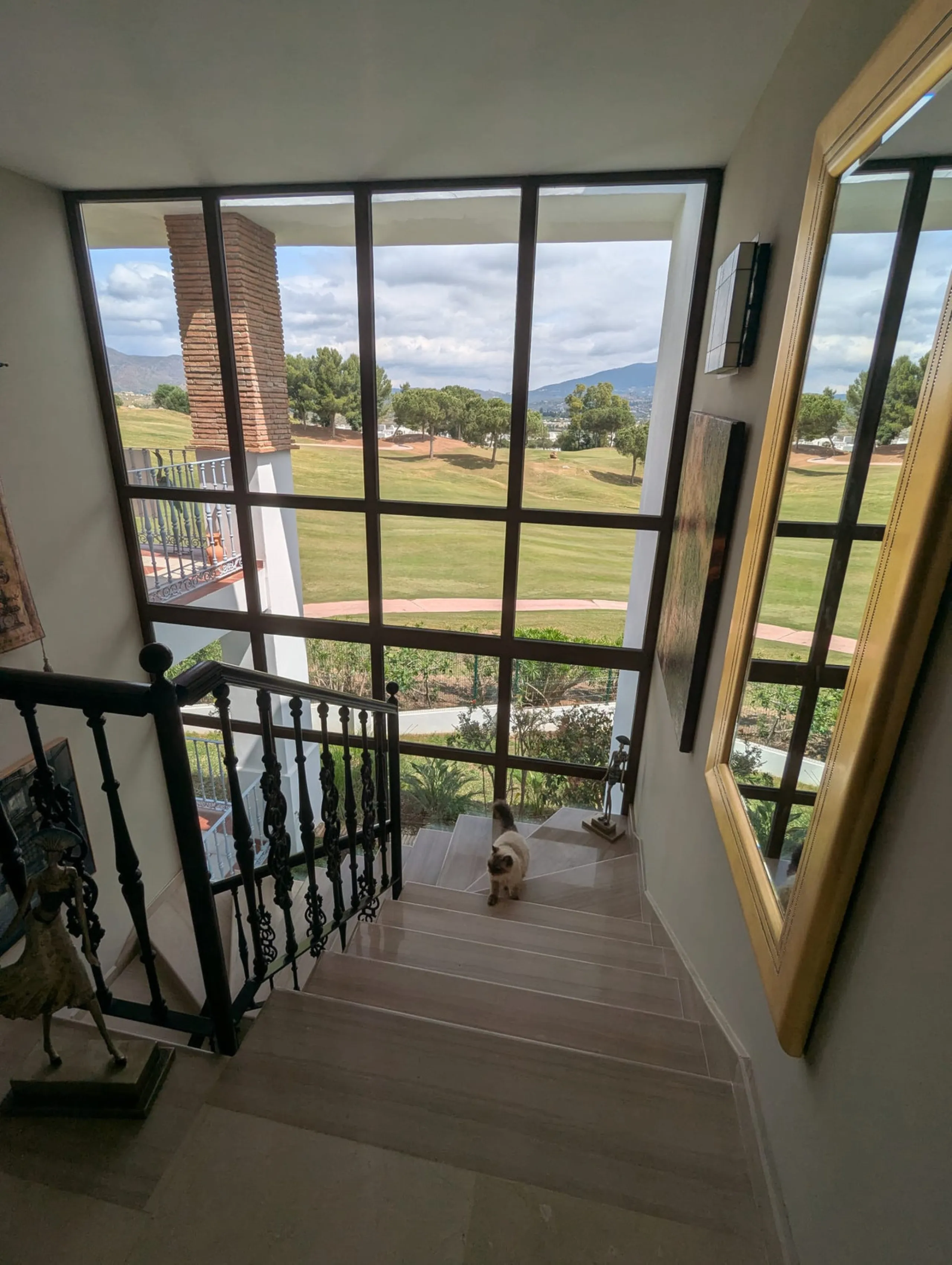 This very rare and elegant 4-bedroom home, by the well-known, Marbella architect Jacobson/Gonzales is a perfect example of this architect's eye for details and light.