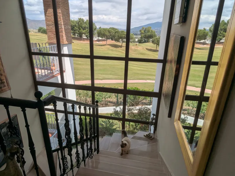 This very rare and elegant 4-bedroom home, by the well-known, Marbella architect Jacobson/Gonzales is a perfect example of this architect's eye for details and light.
