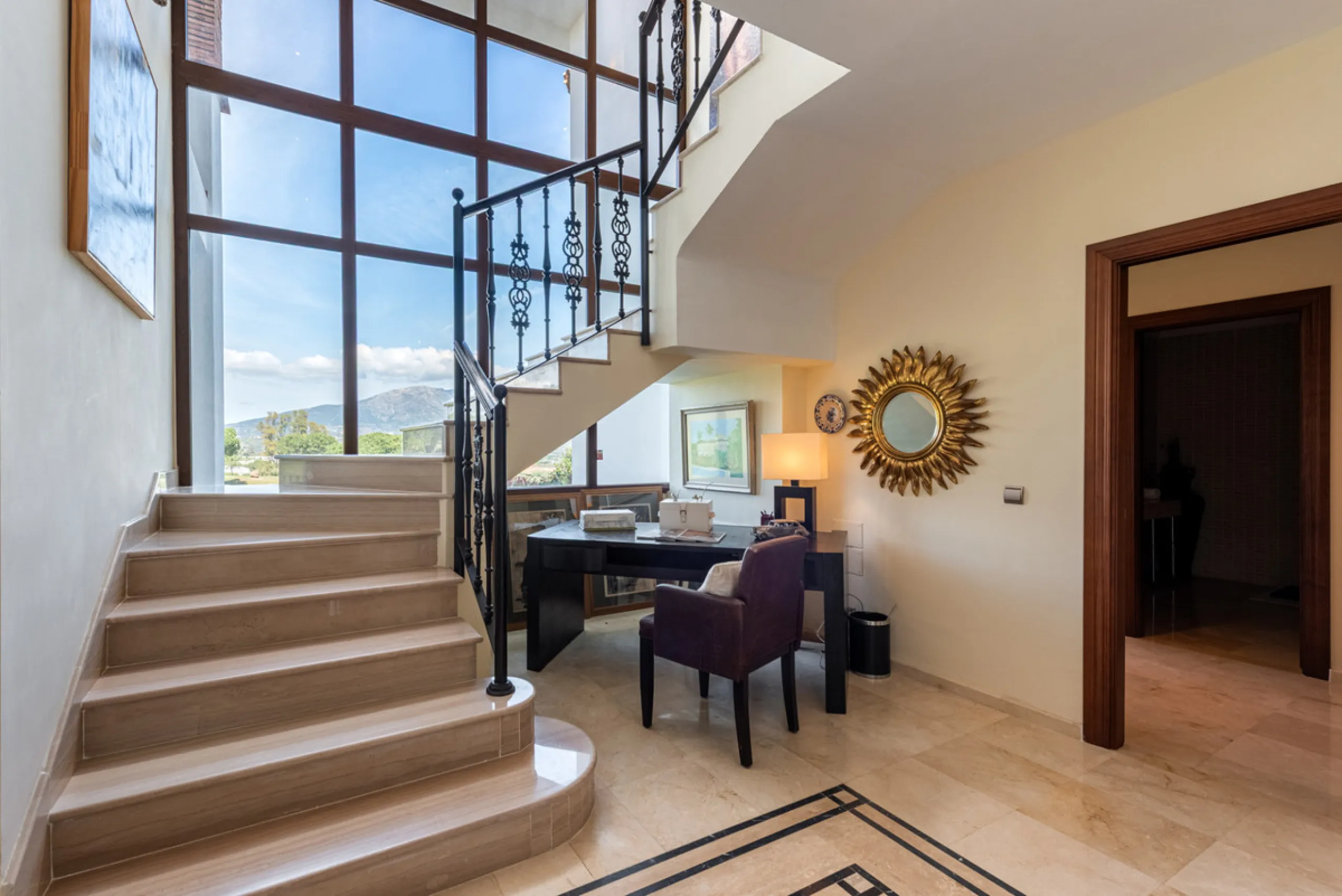 This very rare and elegant 4-bedroom home, by the well-known, Marbella architect Jacobson/Gonzales is a perfect example of this architect's eye for details and light.