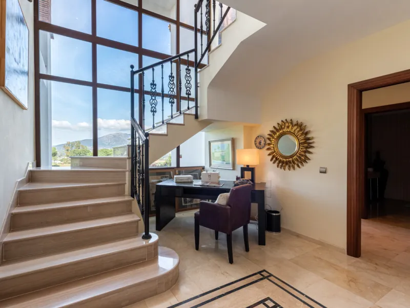 This very rare and elegant 4-bedroom home, by the well-known, Marbella architect Jacobson/Gonzales is a perfect example of this architect's eye for details and light.
