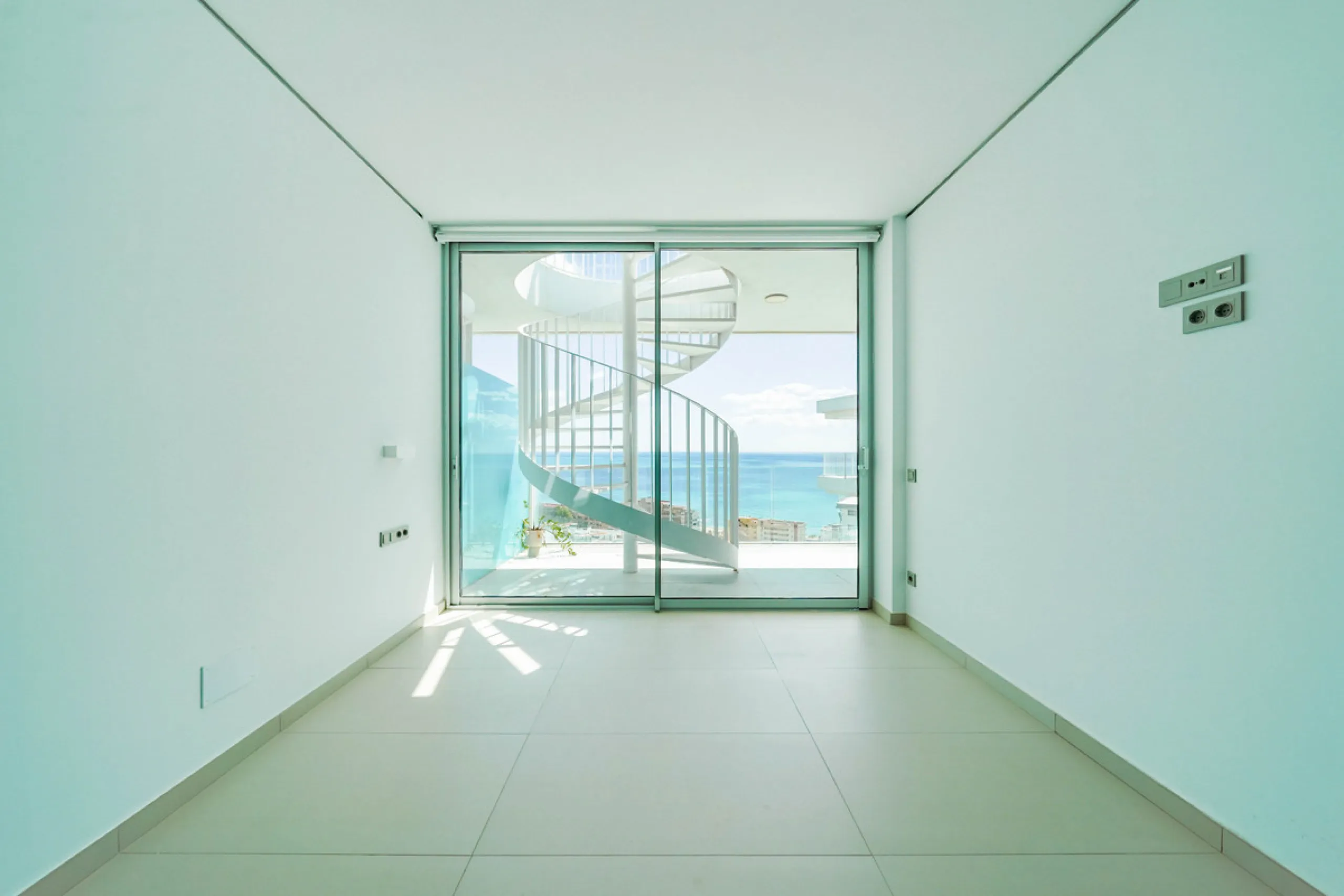 This beautiful south-facing duplex penthouse is located in the exclusive La Reserva del Higuerón Resort, Fuengirola. The property offers a bright and modern open-plan living and dining area with a fully fitted kitchen, designed for comfort and functionali