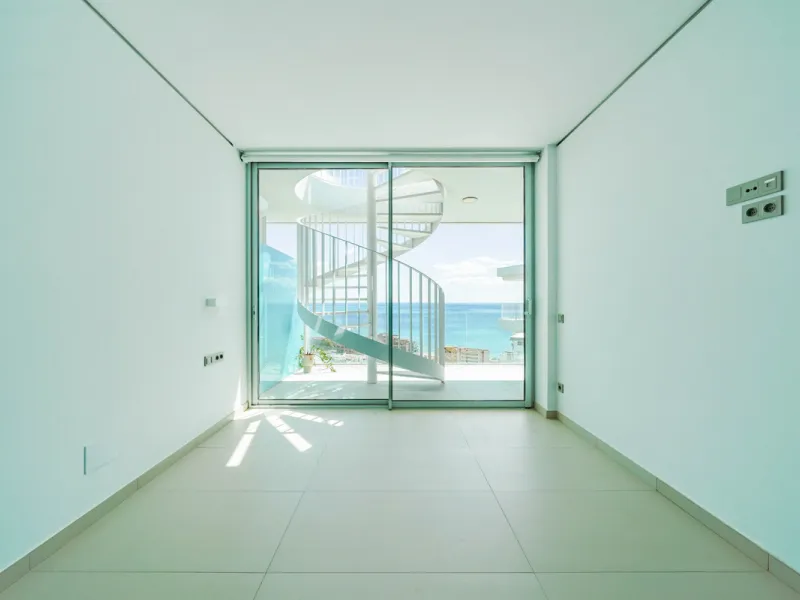This beautiful south-facing duplex penthouse is located in the exclusive La Reserva del Higuerón Resort, Fuengirola. The property offers a bright and modern open-plan living and dining area with a fully fitted kitchen, designed for comfort and functionali