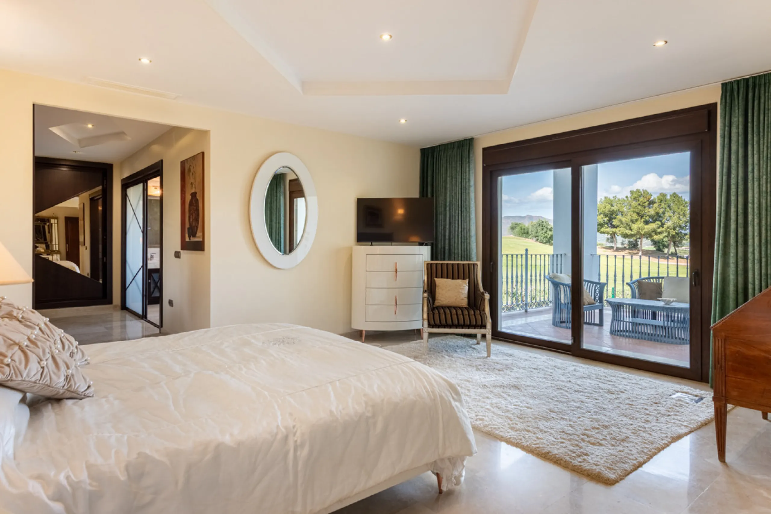 This very rare and elegant 4-bedroom home, by the well-known, Marbella architect Jacobson/Gonzales is a perfect example of this architect's eye for details and light.