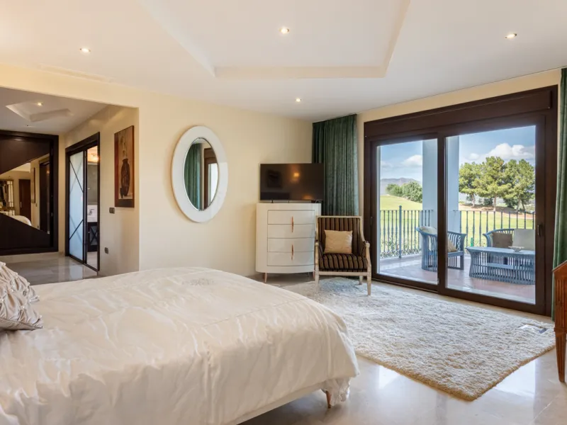This very rare and elegant 4-bedroom home, by the well-known, Marbella architect Jacobson/Gonzales is a perfect example of this architect's eye for details and light.