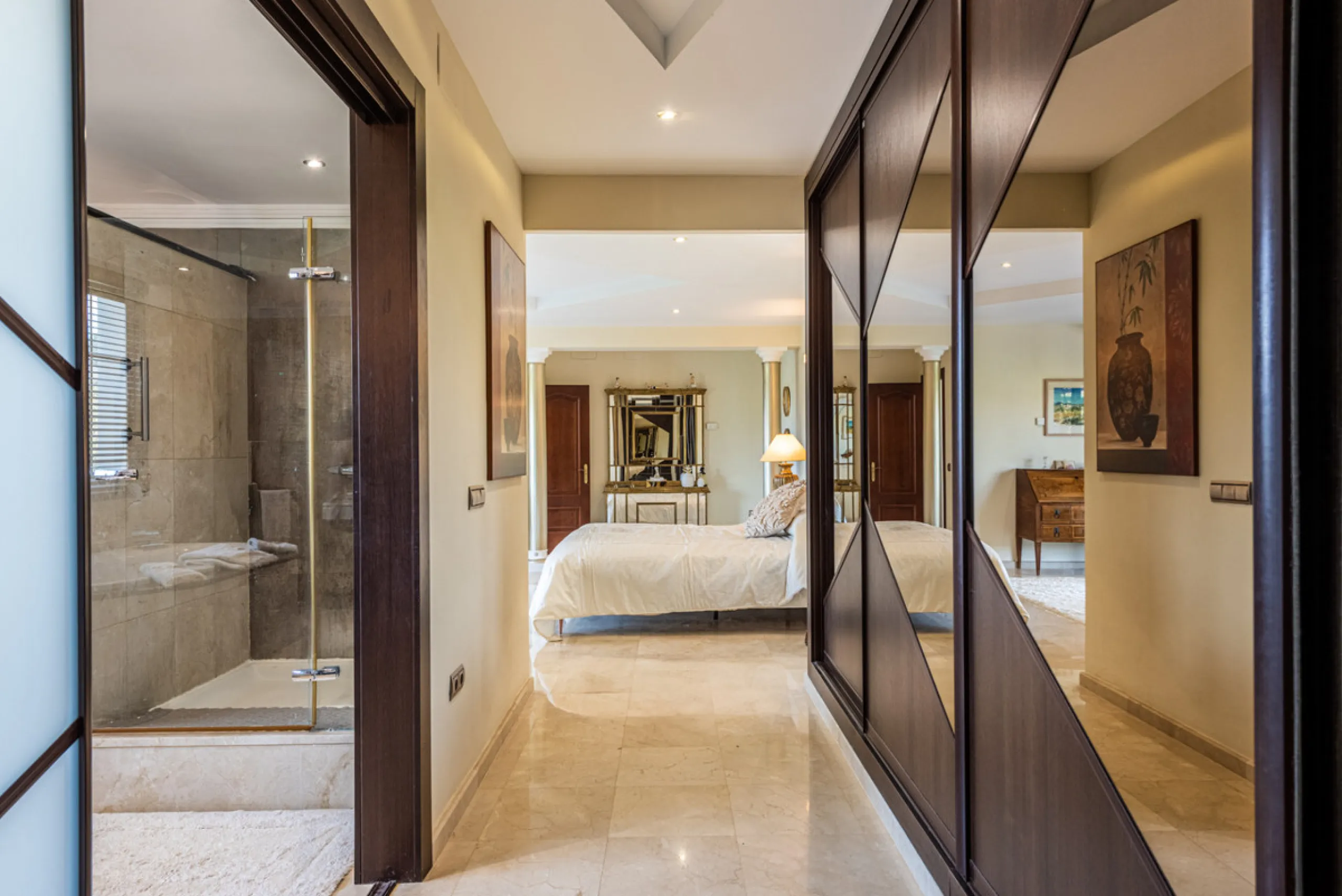 This very rare and elegant 4-bedroom home, by the well-known, Marbella architect Jacobson/Gonzales is a perfect example of this architect's eye for details and light.