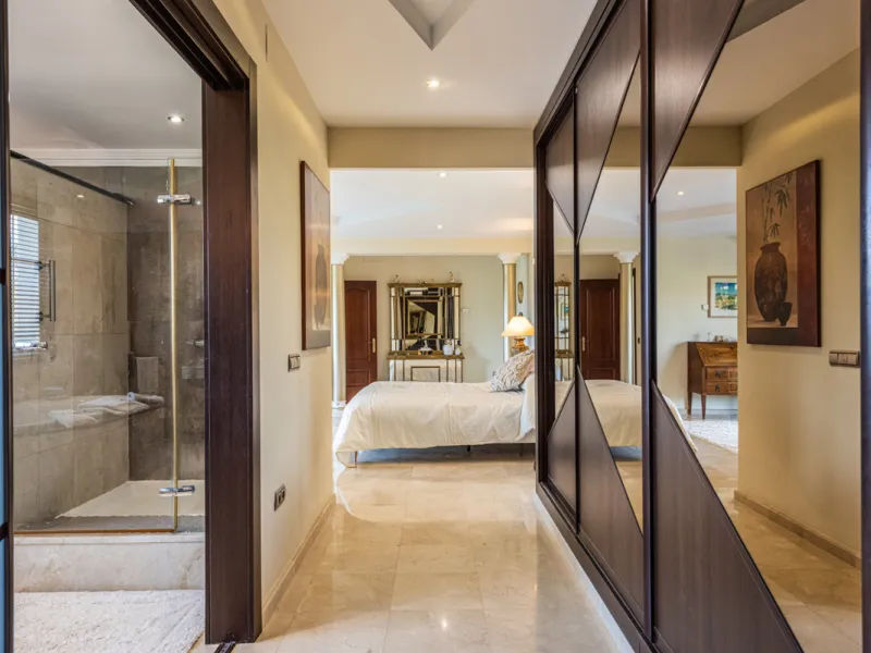 This very rare and elegant 4-bedroom home, by the well-known, Marbella architect Jacobson/Gonzales is a perfect example of this architect's eye for details and light.
