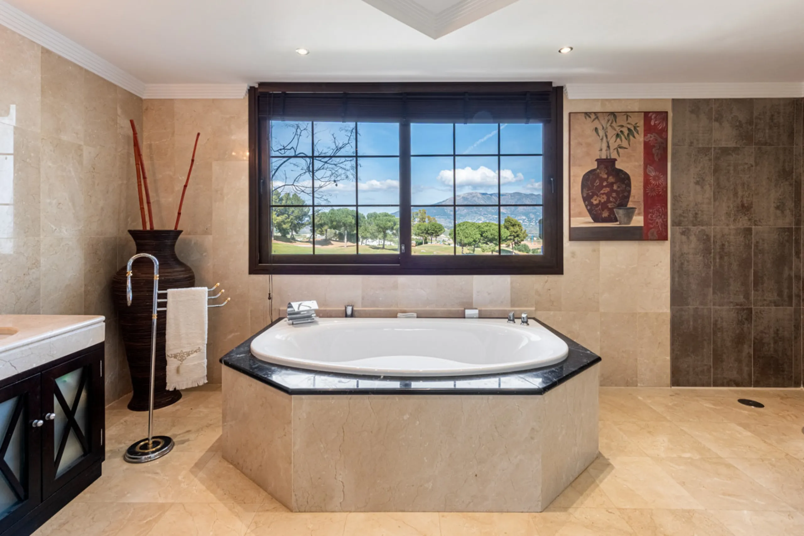 This very rare and elegant 4-bedroom home, by the well-known, Marbella architect Jacobson/Gonzales is a perfect example of this architect's eye for details and light.