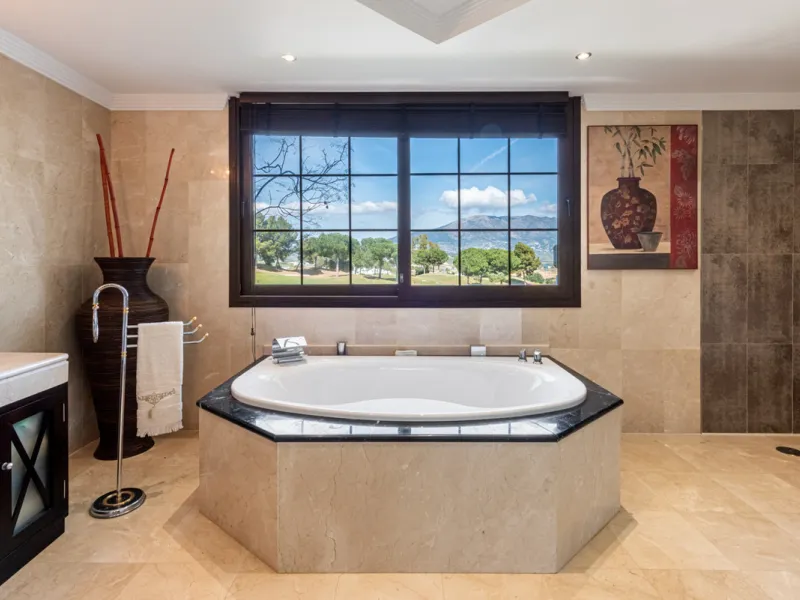 This very rare and elegant 4-bedroom home, by the well-known, Marbella architect Jacobson/Gonzales is a perfect example of this architect's eye for details and light.