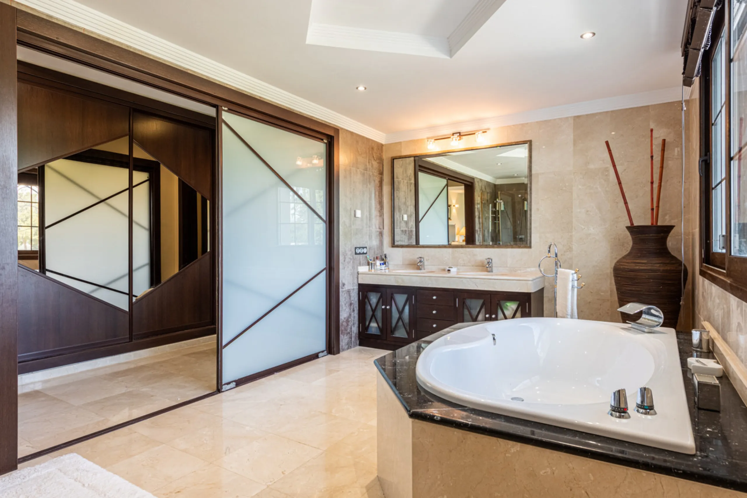 This very rare and elegant 4-bedroom home, by the well-known, Marbella architect Jacobson/Gonzales is a perfect example of this architect's eye for details and light.
