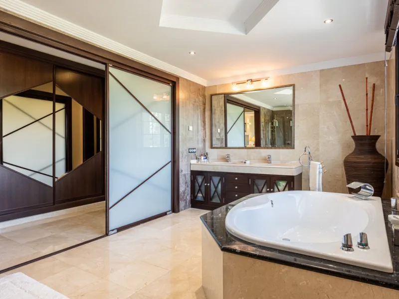 This very rare and elegant 4-bedroom home, by the well-known, Marbella architect Jacobson/Gonzales is a perfect example of this architect's eye for details and light.