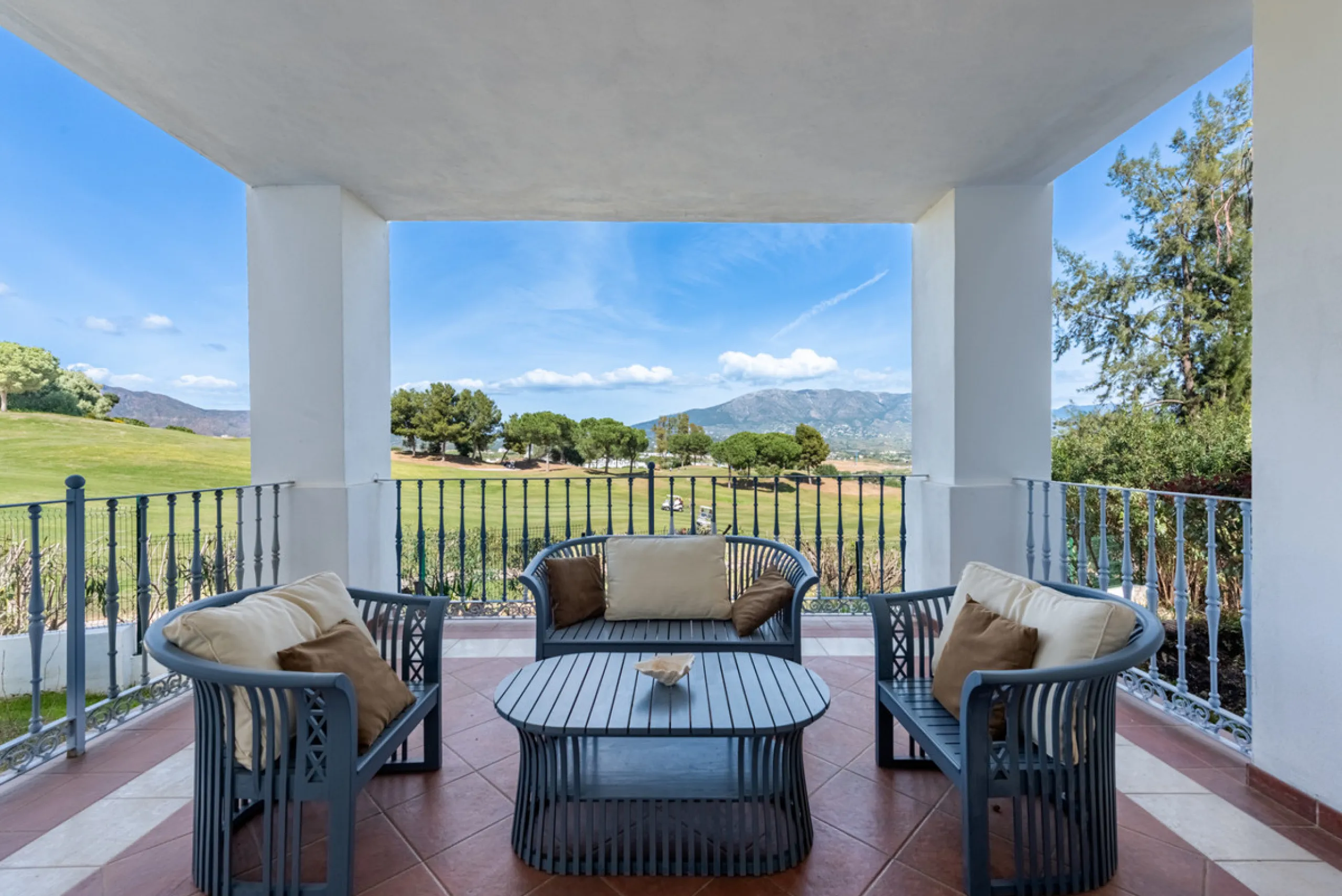 This very rare and elegant 4-bedroom home, by the well-known, Marbella architect Jacobson/Gonzales is a perfect example of this architect's eye for details and light.