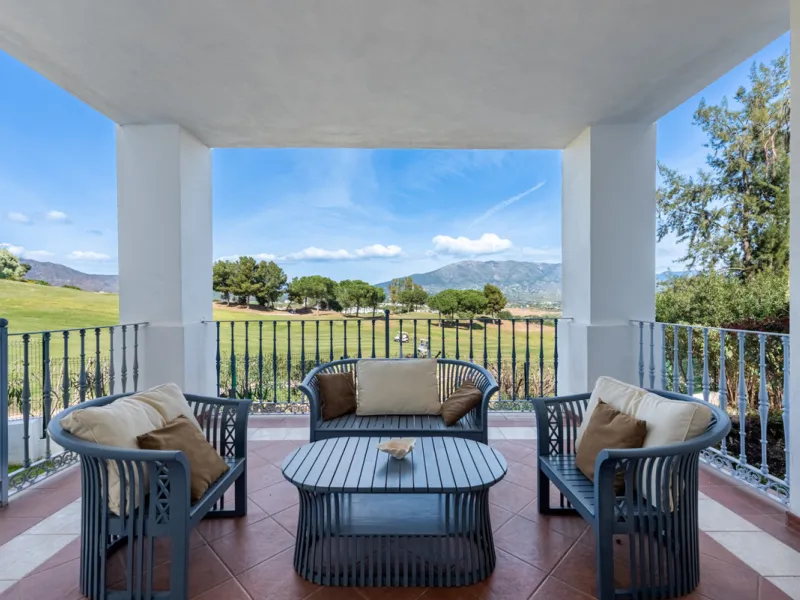 This very rare and elegant 4-bedroom home, by the well-known, Marbella architect Jacobson/Gonzales is a perfect example of this architect's eye for details and light.
