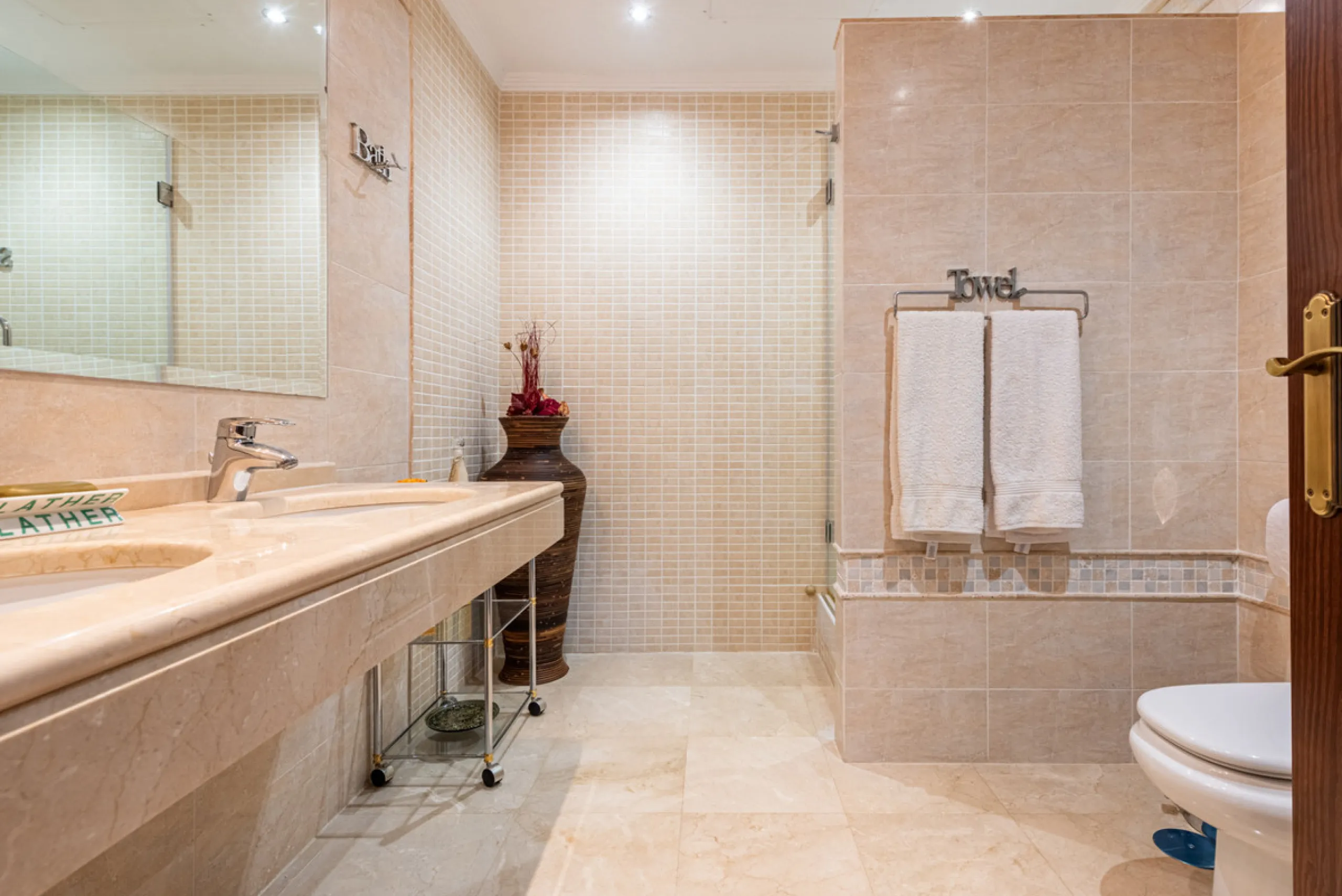 This very rare and elegant 4-bedroom home, by the well-known, Marbella architect Jacobson/Gonzales is a perfect example of this architect's eye for details and light.