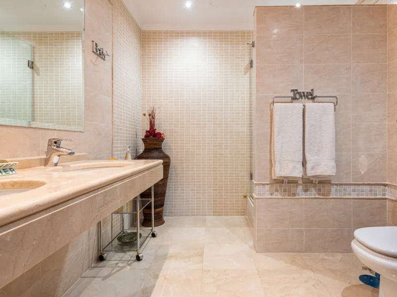 This very rare and elegant 4-bedroom home, by the well-known, Marbella architect Jacobson/Gonzales is a perfect example of this architect's eye for details and light.