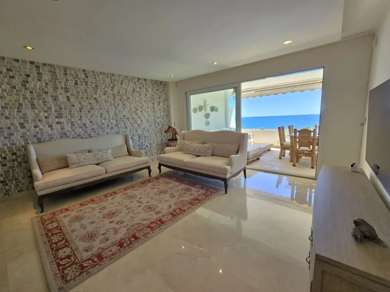 This impeccably presented 3-bedroom apartment boasts the perfect position within this beachfront complex with frontal sea views, is the perfect home to enjoy the wonderful Andalusian way of living. Upon entering the property there is a landing that leads 