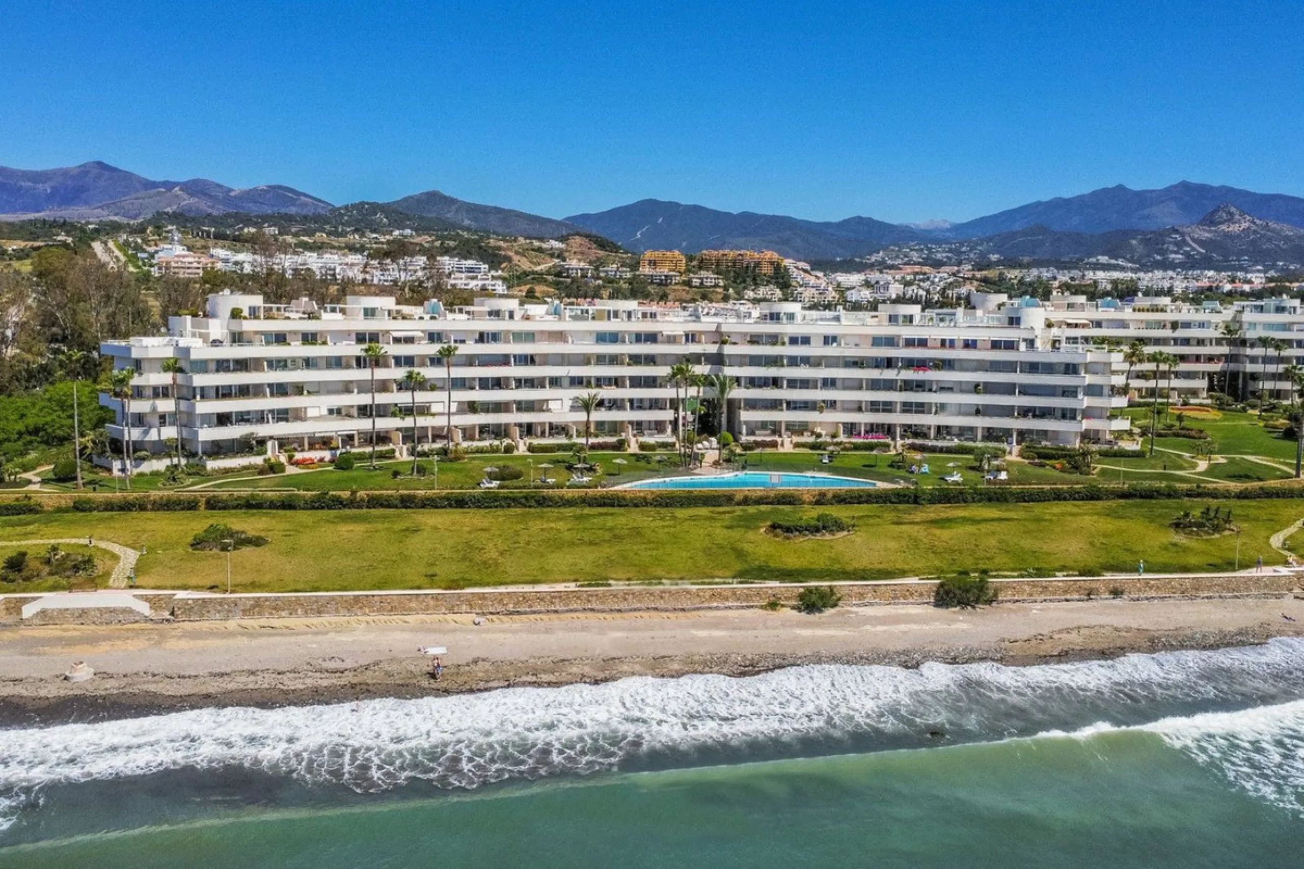 Apartment - Middle Floor Apartment в продаже в Estepona, Málaga. В доме 3 спален и 2 ванных комнат. Площадь дома 113 м²