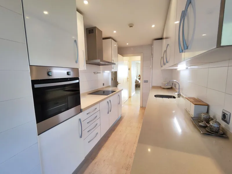 Apartment - Middle Floor Apartment в продаже в Estepona, Málaga. В доме 3 спален и 2 ванных комнат. Площадь дома 113 м²