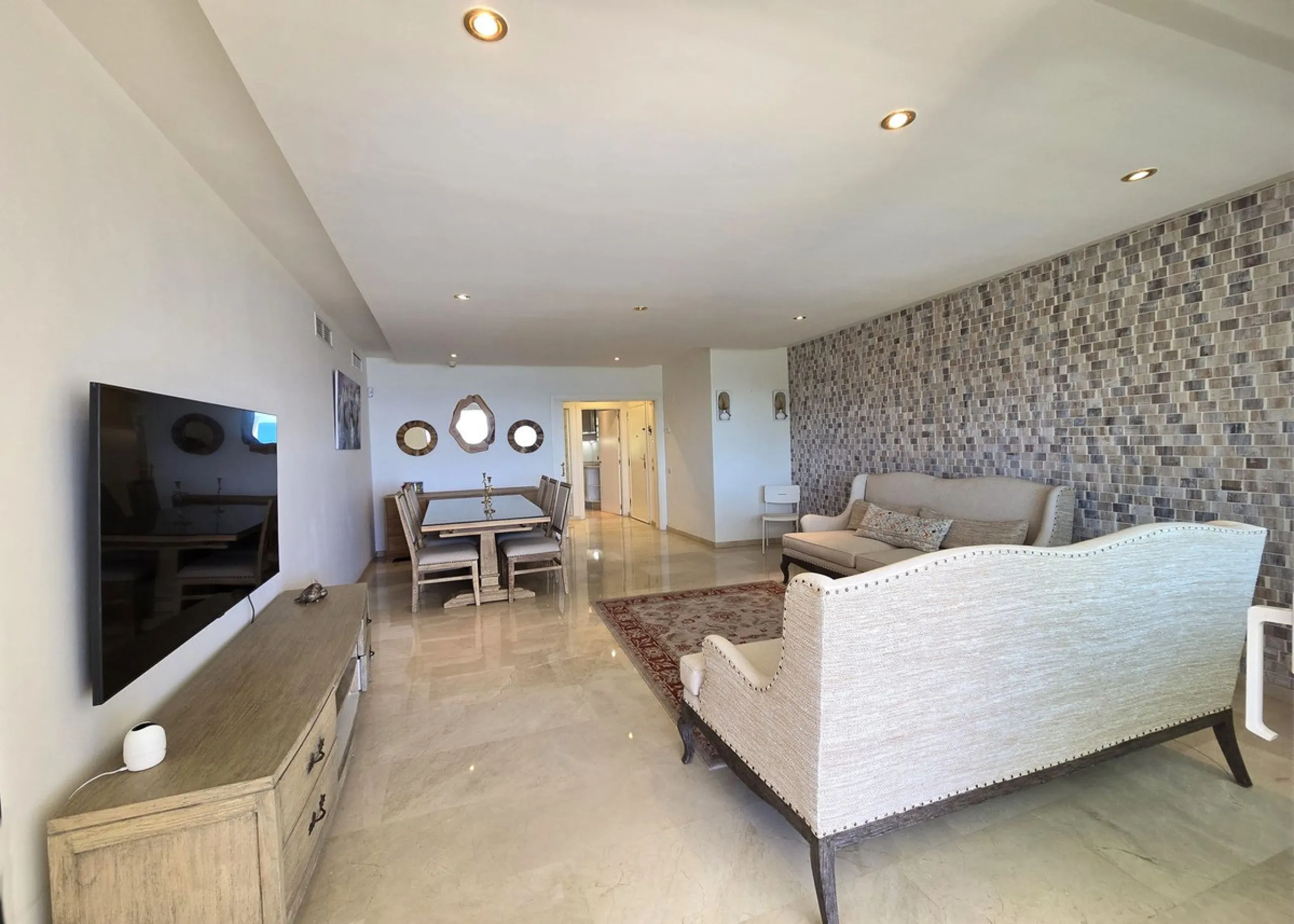 Apartment - Middle Floor Apartment в продаже в Estepona, Málaga. В доме 3 спален и 2 ванных комнат. Площадь дома 113 м²