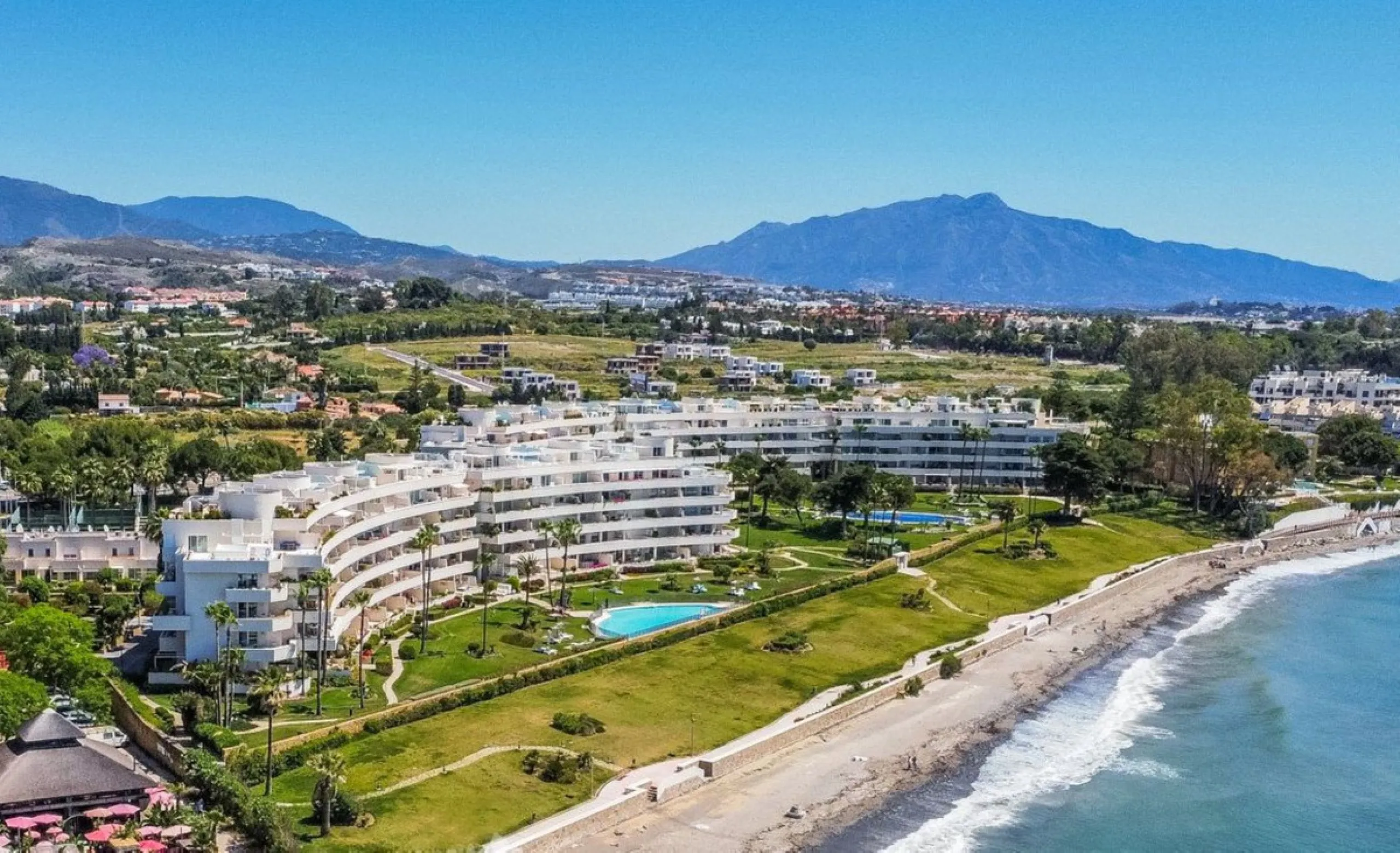 Apartment - Middle Floor Apartment в продаже в Estepona, Málaga. В доме 3 спален и 2 ванных комнат. Площадь дома 113 м²