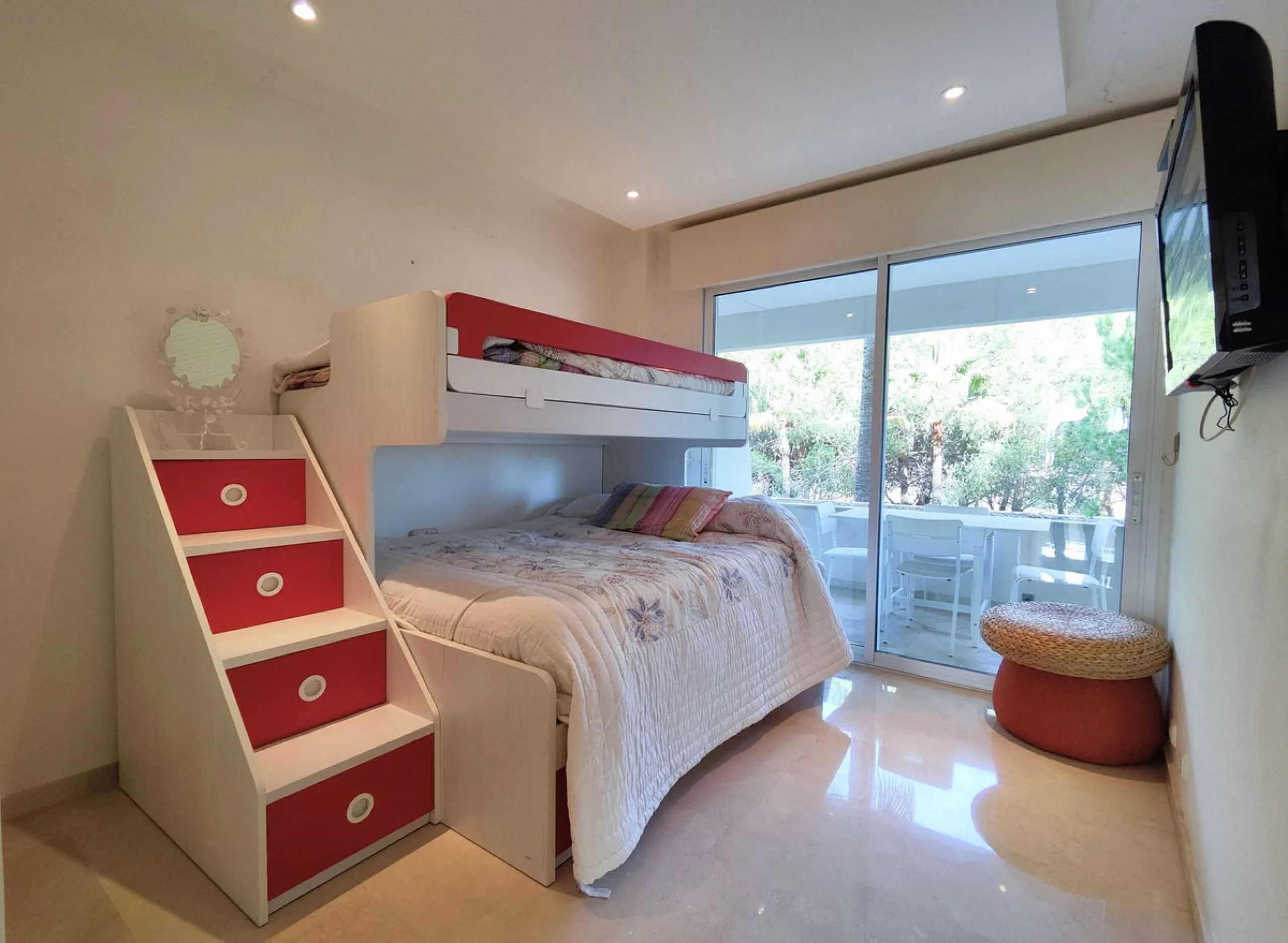 Apartment - Middle Floor Apartment в продаже в Estepona, Málaga. В доме 3 спален и 2 ванных комнат. Площадь дома 113 м²