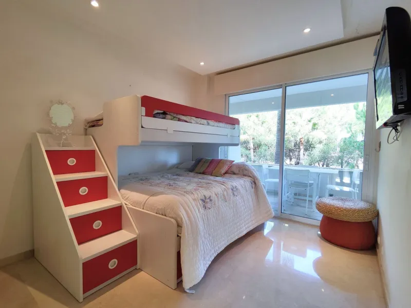 Apartment - Middle Floor Apartment в продаже в Estepona, Málaga. В доме 3 спален и 2 ванных комнат. Площадь дома 113 м²