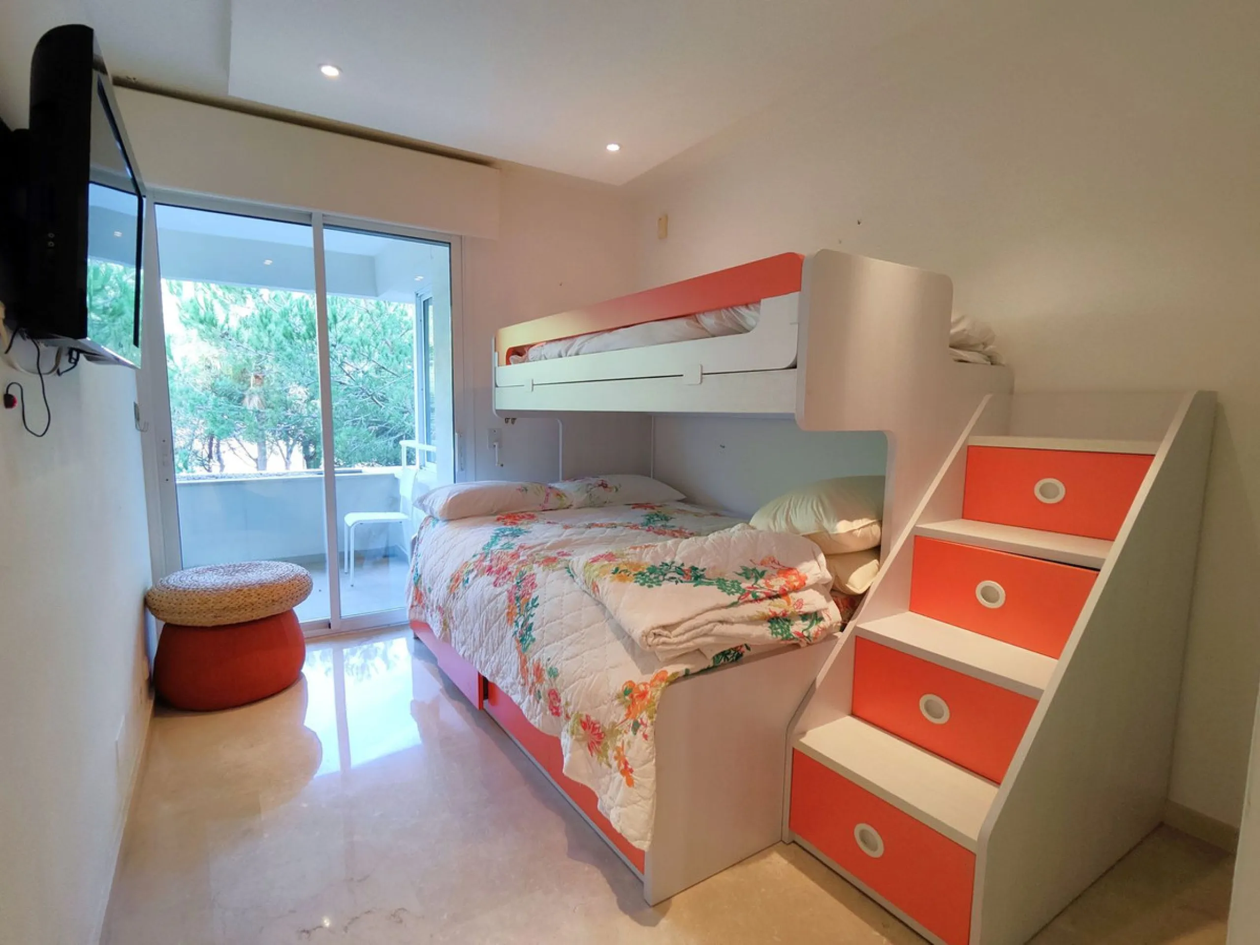 Apartment - Middle Floor Apartment в продаже в Estepona, Málaga. В доме 3 спален и 2 ванных комнат. Площадь дома 113 м²
