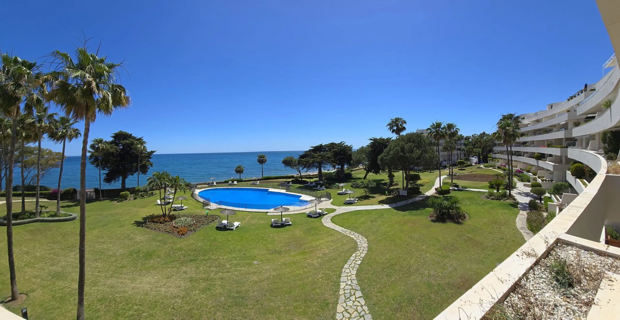 Apartment - Middle Floor Apartment в продаже в Estepona, Málaga. В доме 3 спален и 2 ванных комнат. Площадь дома 113 м²