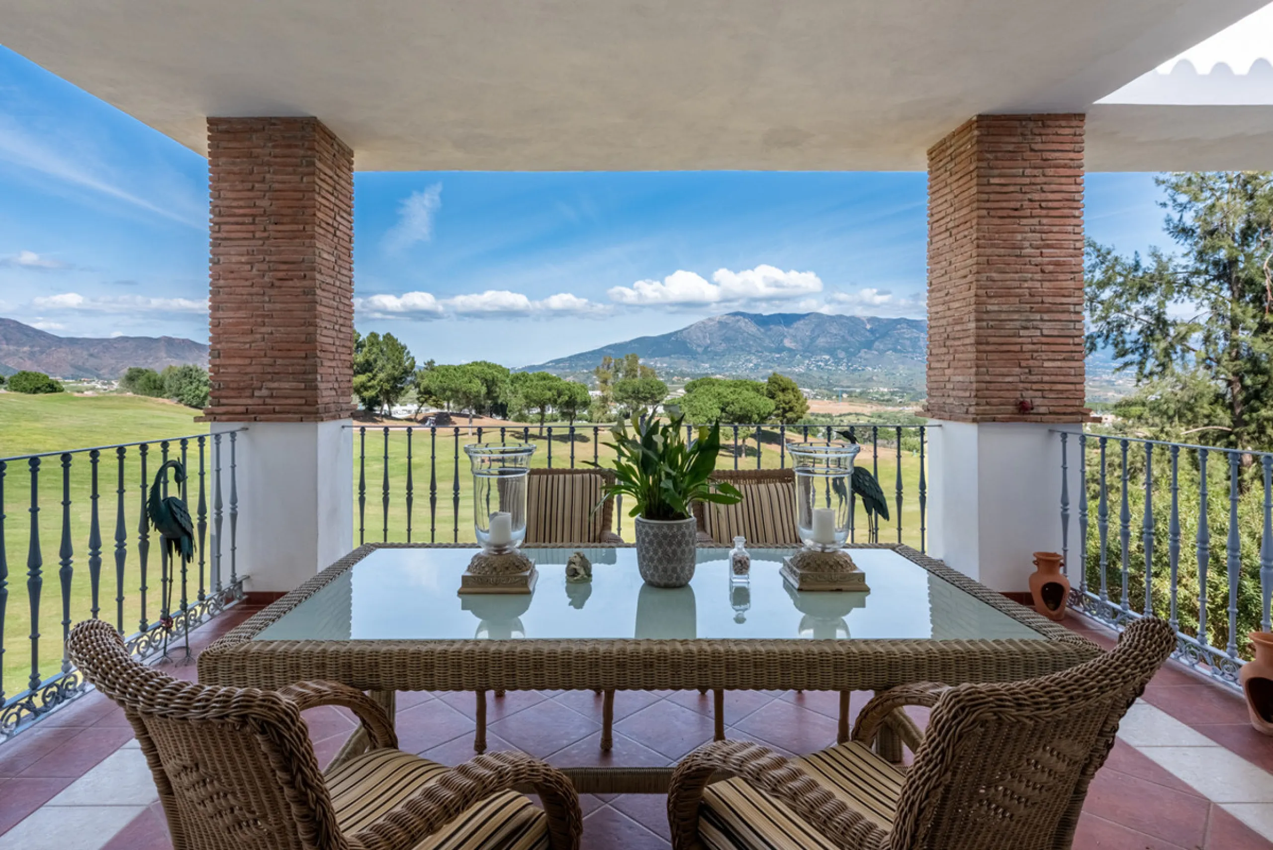 This very rare and elegant 4-bedroom home, by the well-known, Marbella architect Jacobson/Gonzales is a perfect example of this architect's eye for details and light.