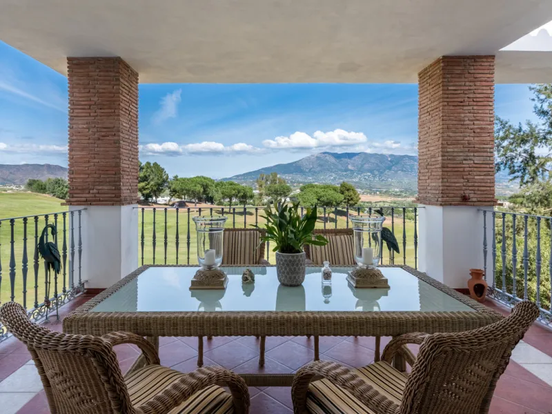 This very rare and elegant 4-bedroom home, by the well-known, Marbella architect Jacobson/Gonzales is a perfect example of this architect's eye for details and light.