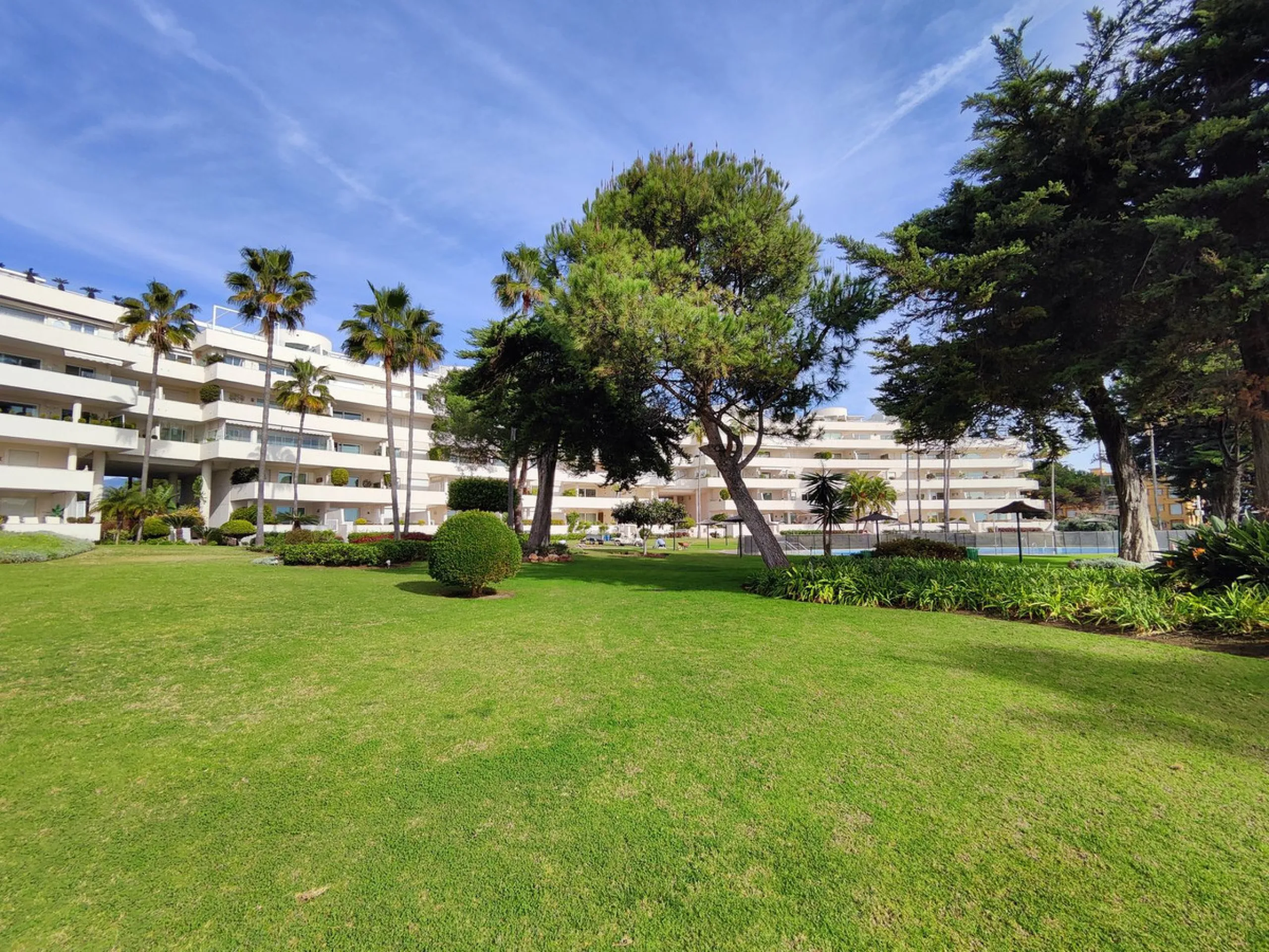 Apartment - Middle Floor Apartment в продаже в Estepona, Málaga. В доме 3 спален и 2 ванных комнат. Площадь дома 113 м²
