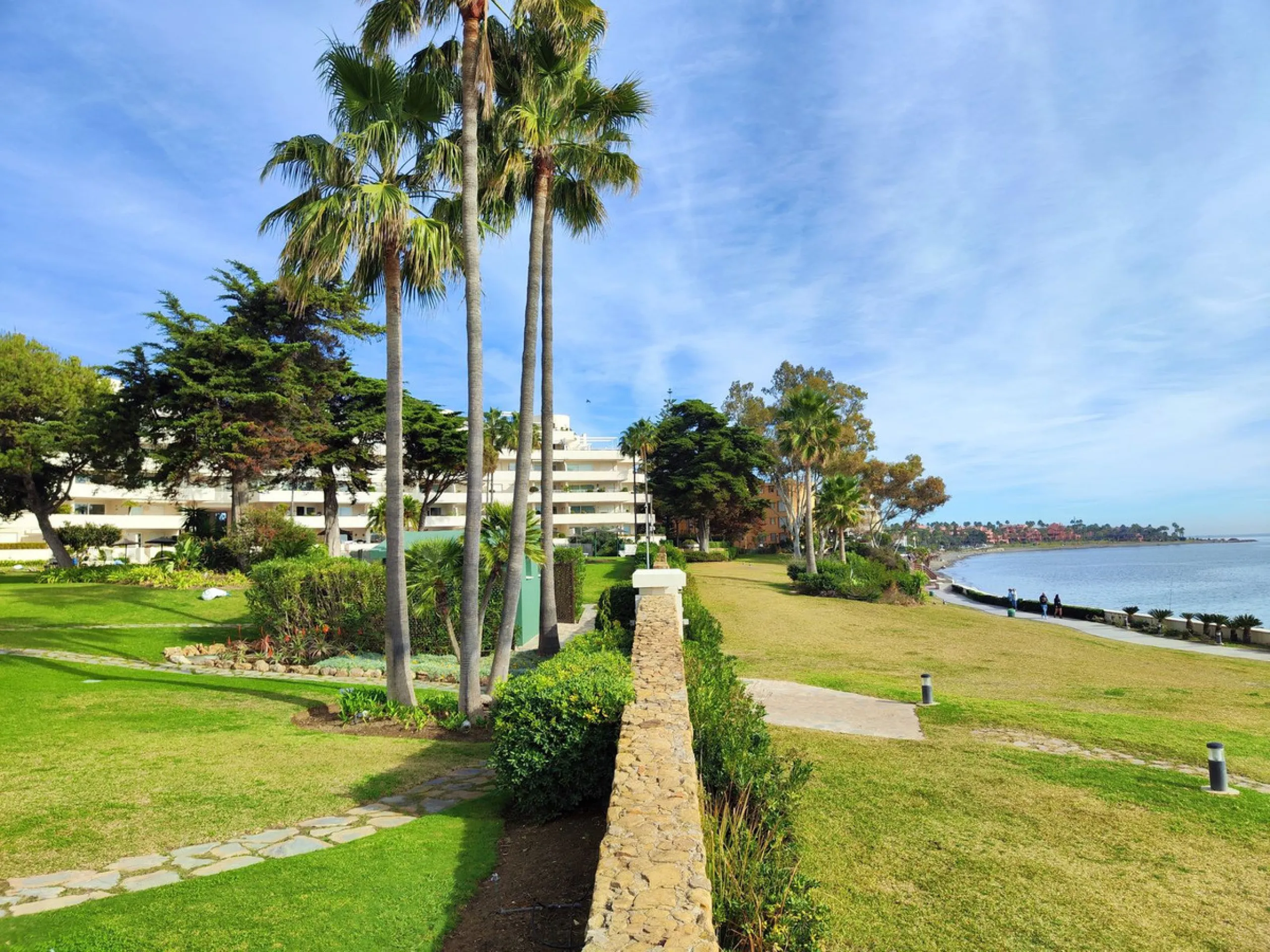Apartment - Middle Floor Apartment в продаже в Estepona, Málaga. В доме 3 спален и 2 ванных комнат. Площадь дома 113 м²