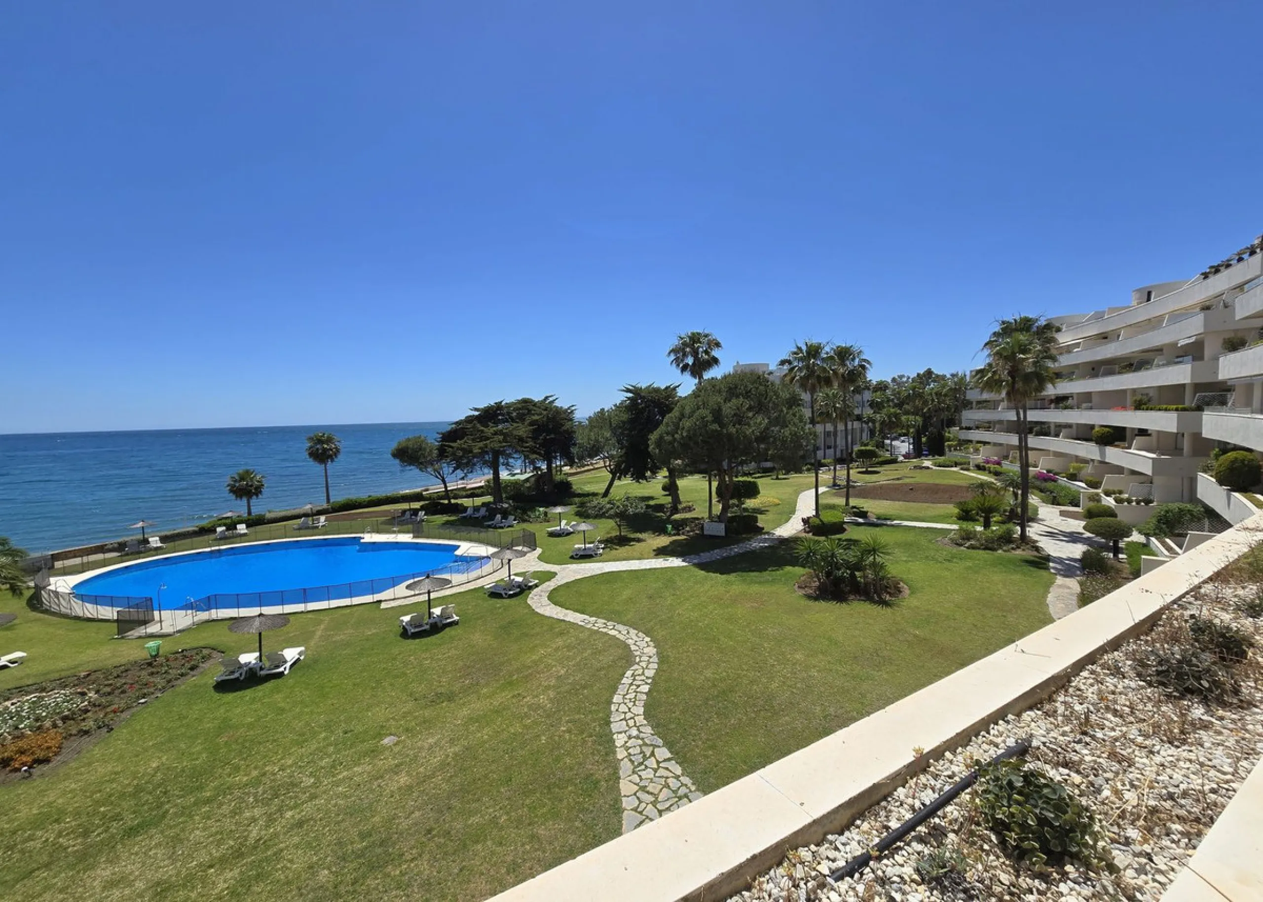 Apartment - Middle Floor Apartment в продаже в Estepona, Málaga. В доме 3 спален и 2 ванных комнат. Площадь дома 113 м²