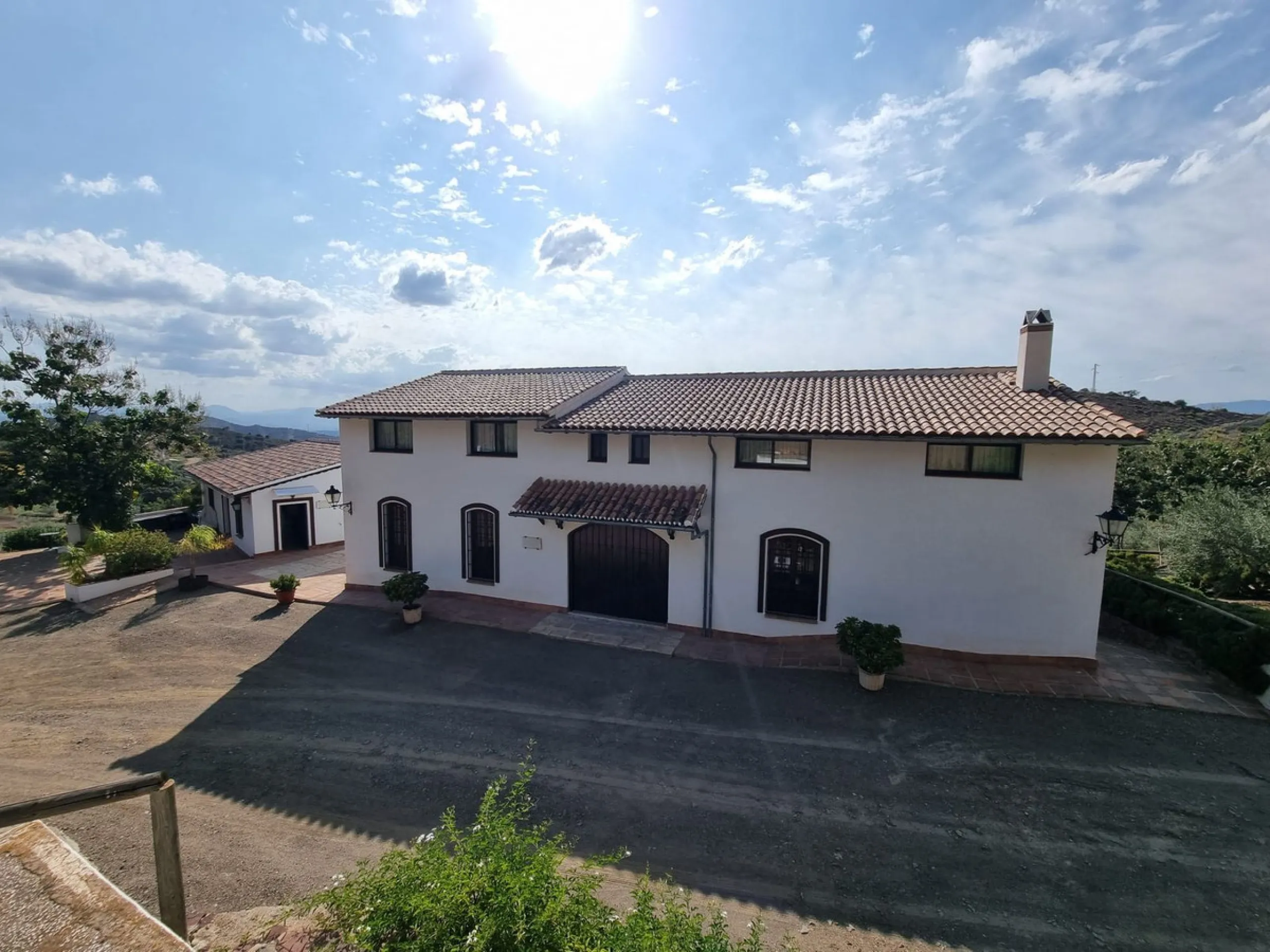 Welcome to this magnificent FINCA RUSTICA SUPERIOR WITH 15 ROOMS AND EVENT ROOM in full operation with the beautiful mountains of Malaga.