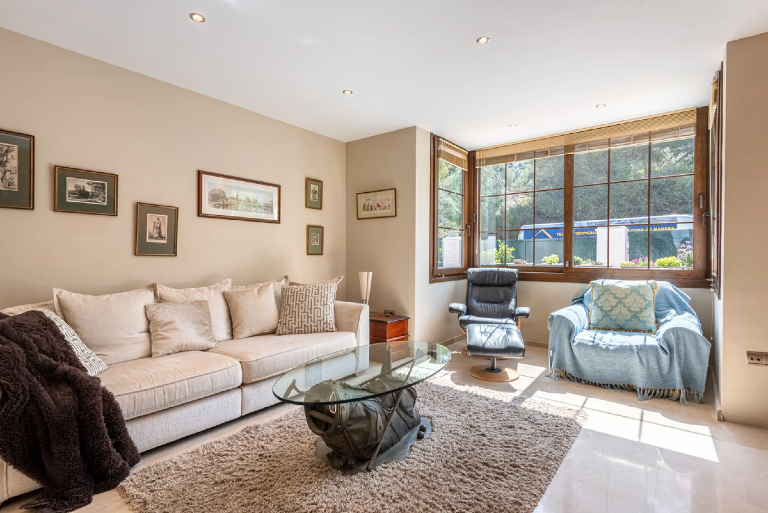 This very rare and elegant 4-bedroom home, by the well-known, Marbella architect Jacobson/Gonzales is a perfect example of this architect's eye for details and light.