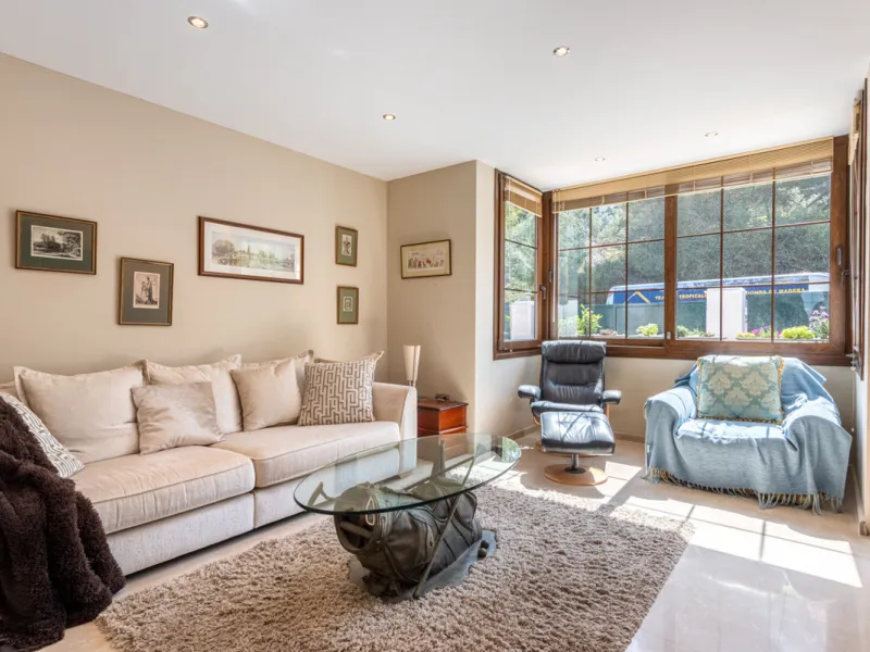 This very rare and elegant 4-bedroom home, by the well-known, Marbella architect Jacobson/Gonzales is a perfect example of this architect's eye for details and light.