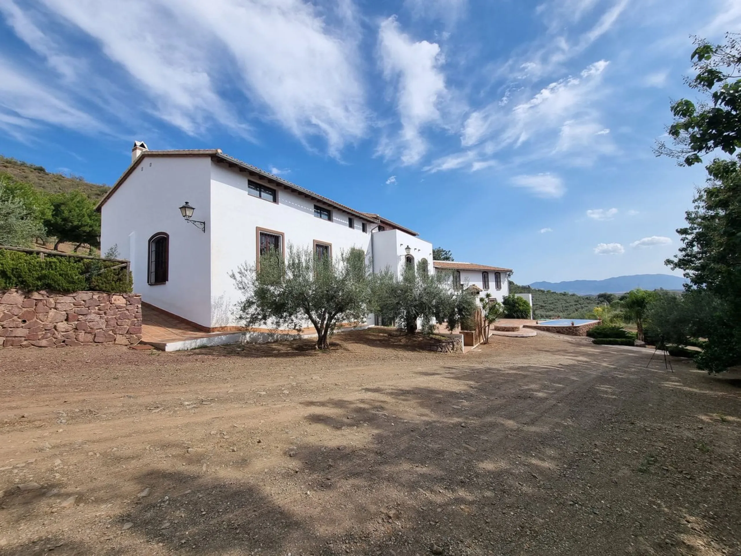 Welcome to this magnificent FINCA RUSTICA SUPERIOR WITH 15 ROOMS AND EVENT ROOM in full operation with the beautiful mountains of Malaga.