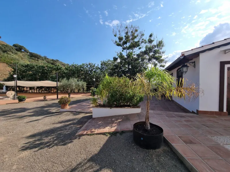 Welcome to this magnificent FINCA RUSTICA SUPERIOR WITH 15 ROOMS AND EVENT ROOM in full operation with the beautiful mountains of Malaga.