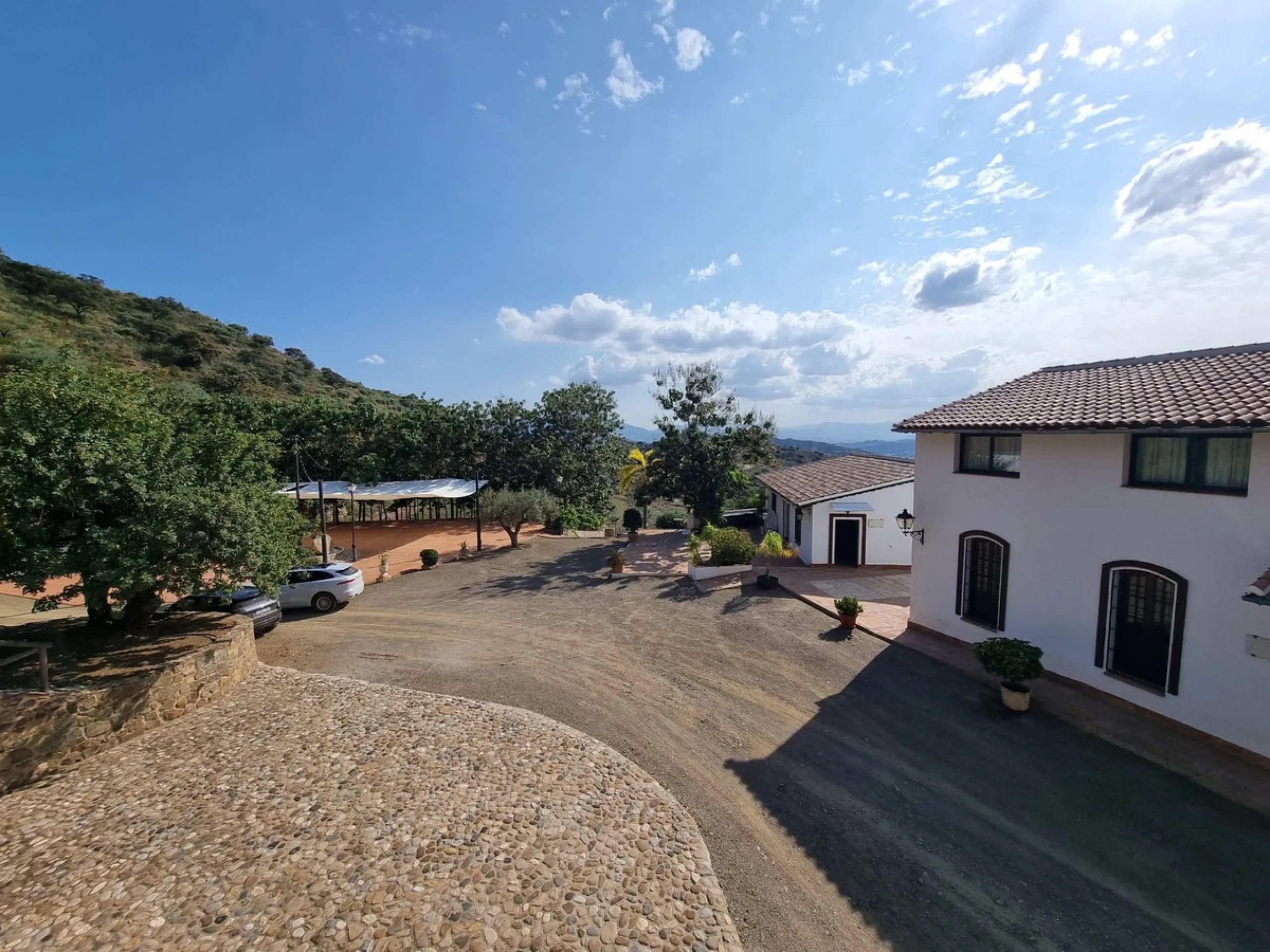Welcome to this magnificent FINCA RUSTICA SUPERIOR WITH 15 ROOMS AND EVENT ROOM in full operation with the beautiful mountains of Malaga.