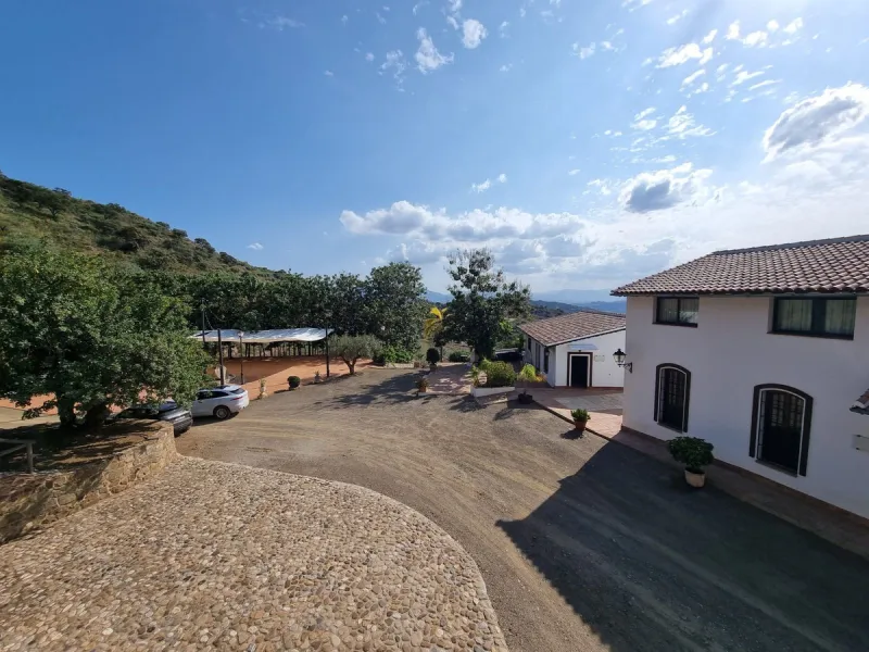Welcome to this magnificent FINCA RUSTICA SUPERIOR WITH 15 ROOMS AND EVENT ROOM in full operation with the beautiful mountains of Malaga.