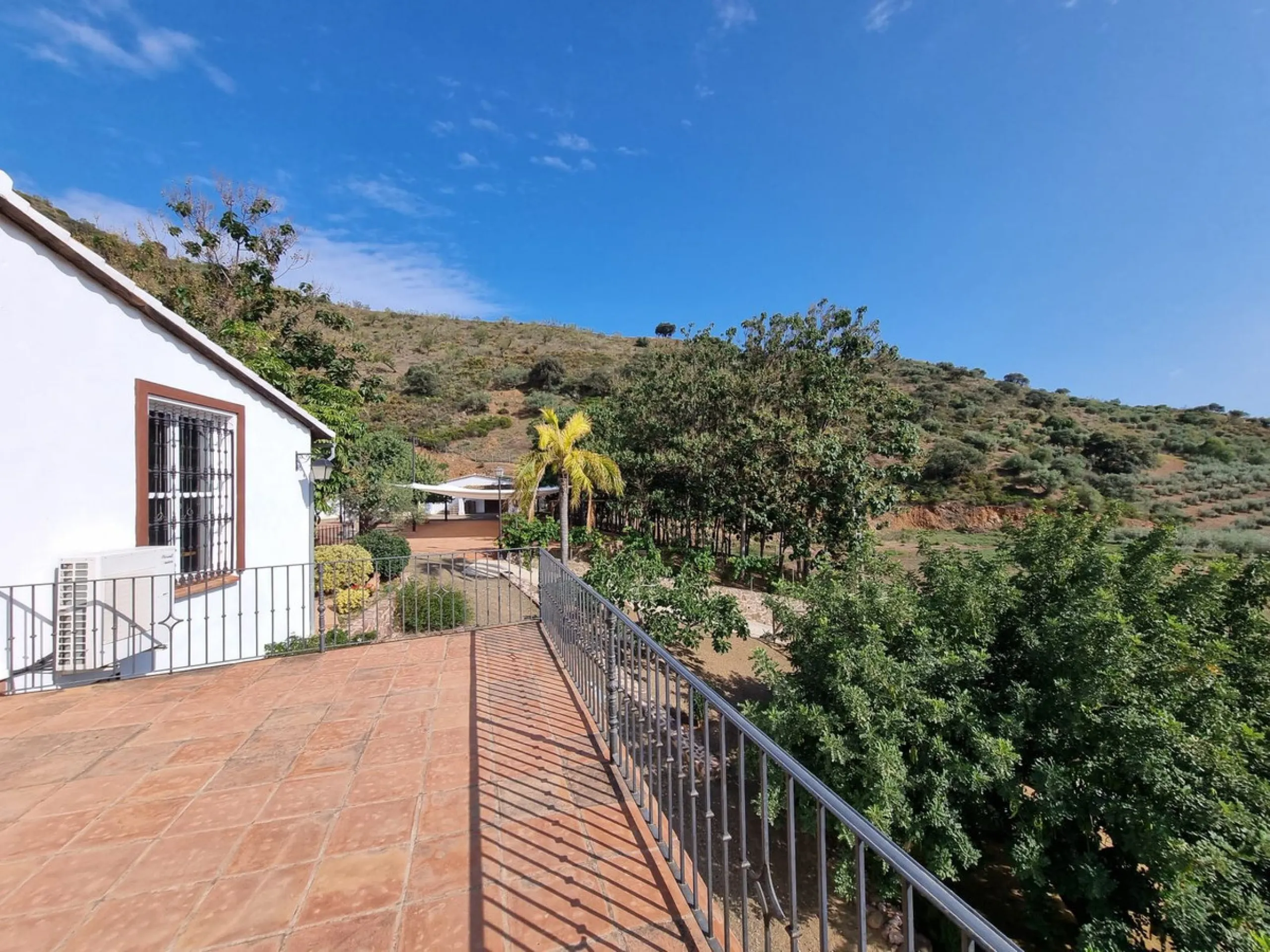 Welcome to this magnificent FINCA RUSTICA SUPERIOR WITH 15 ROOMS AND EVENT ROOM in full operation with the beautiful mountains of Malaga.