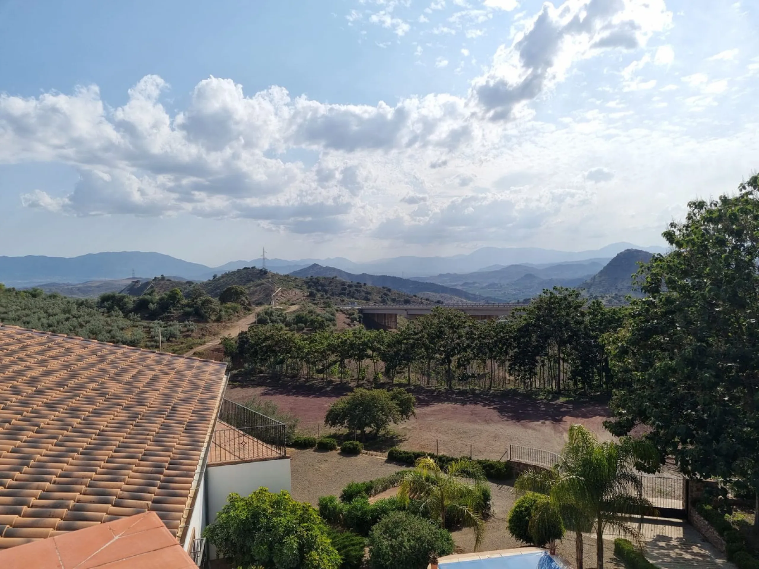 Welcome to this magnificent FINCA RUSTICA SUPERIOR WITH 15 ROOMS AND EVENT ROOM in full operation with the beautiful mountains of Malaga.