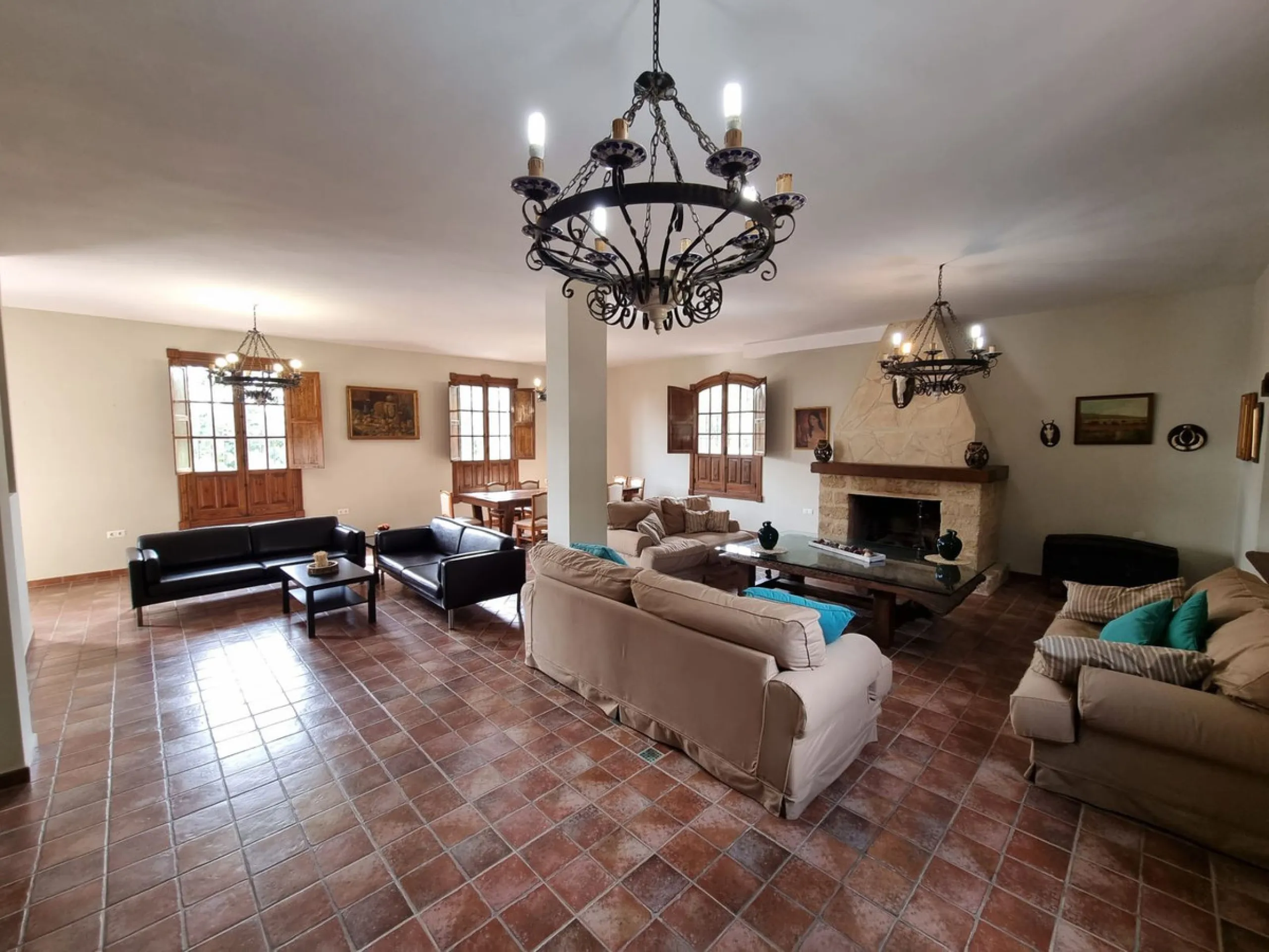Welcome to this magnificent FINCA RUSTICA SUPERIOR WITH 15 ROOMS AND EVENT ROOM in full operation with the beautiful mountains of Malaga.
