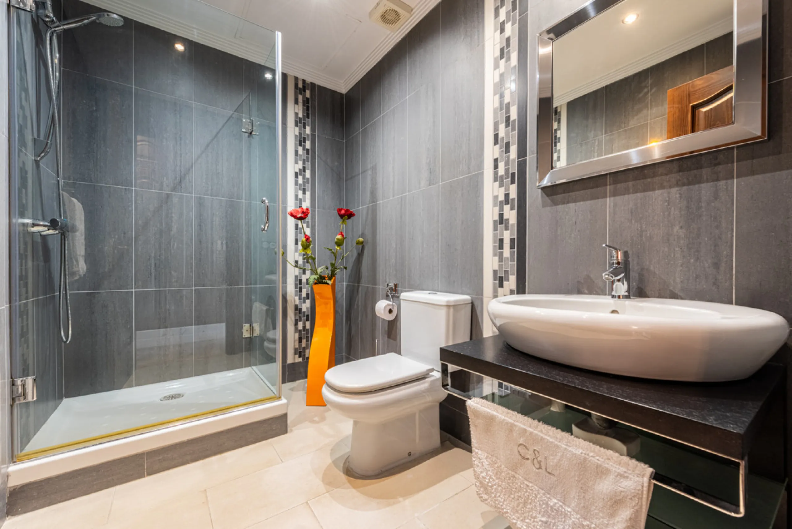 This very rare and elegant 4-bedroom home, by the well-known, Marbella architect Jacobson/Gonzales is a perfect example of this architect's eye for details and light.