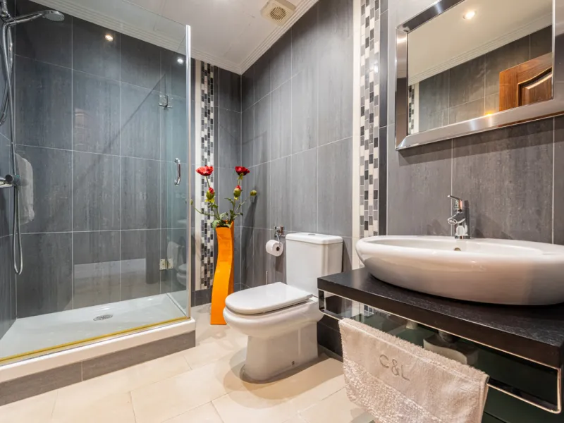 This very rare and elegant 4-bedroom home, by the well-known, Marbella architect Jacobson/Gonzales is a perfect example of this architect's eye for details and light.