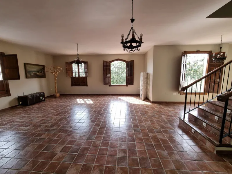 Welcome to this magnificent FINCA RUSTICA SUPERIOR WITH 15 ROOMS AND EVENT ROOM in full operation with the beautiful mountains of Malaga.