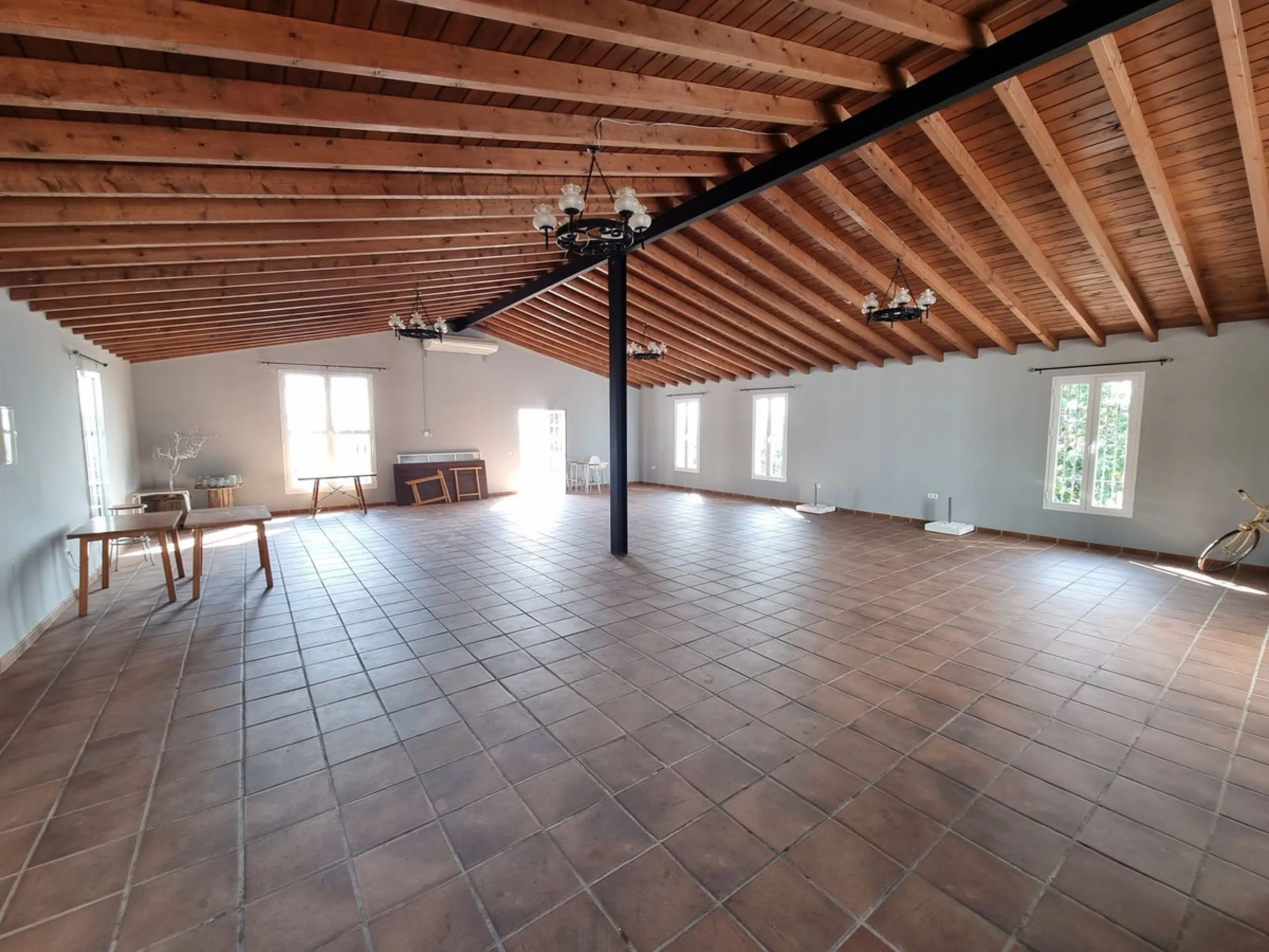 Welcome to this magnificent FINCA RUSTICA SUPERIOR WITH 15 ROOMS AND EVENT ROOM in full operation with the beautiful mountains of Malaga.