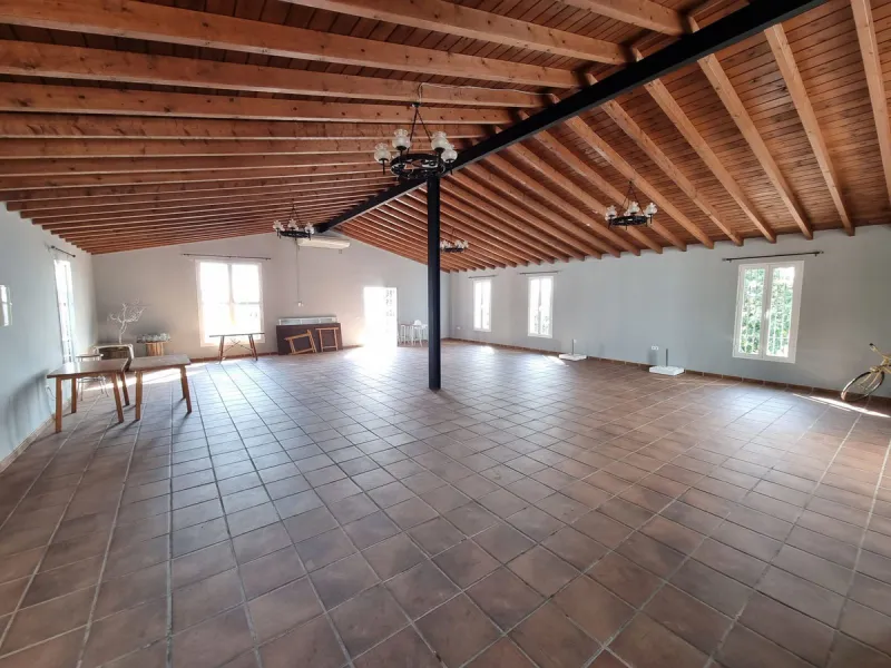 Welcome to this magnificent FINCA RUSTICA SUPERIOR WITH 15 ROOMS AND EVENT ROOM in full operation with the beautiful mountains of Malaga.