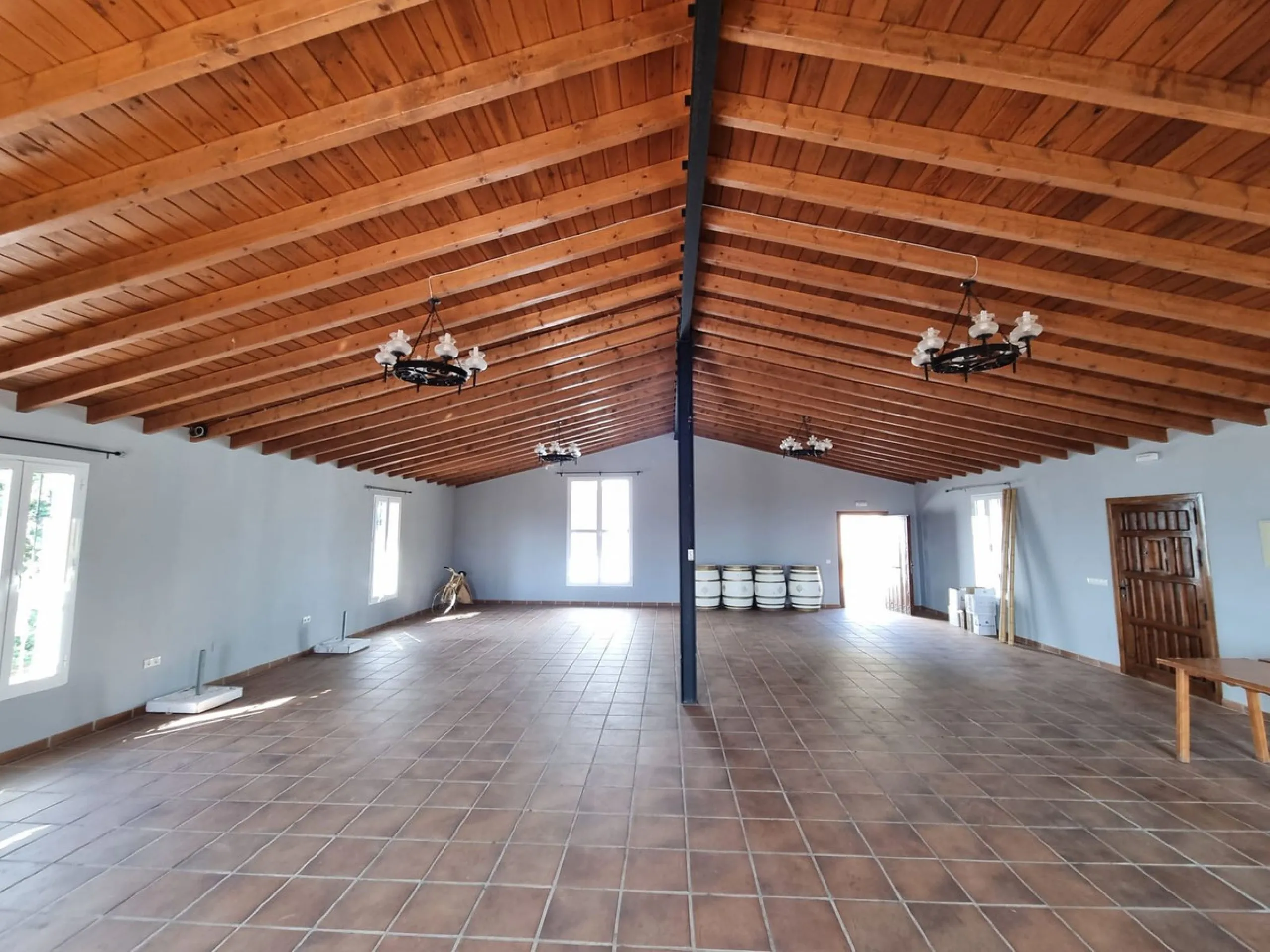 Welcome to this magnificent FINCA RUSTICA SUPERIOR WITH 15 ROOMS AND EVENT ROOM in full operation with the beautiful mountains of Malaga.